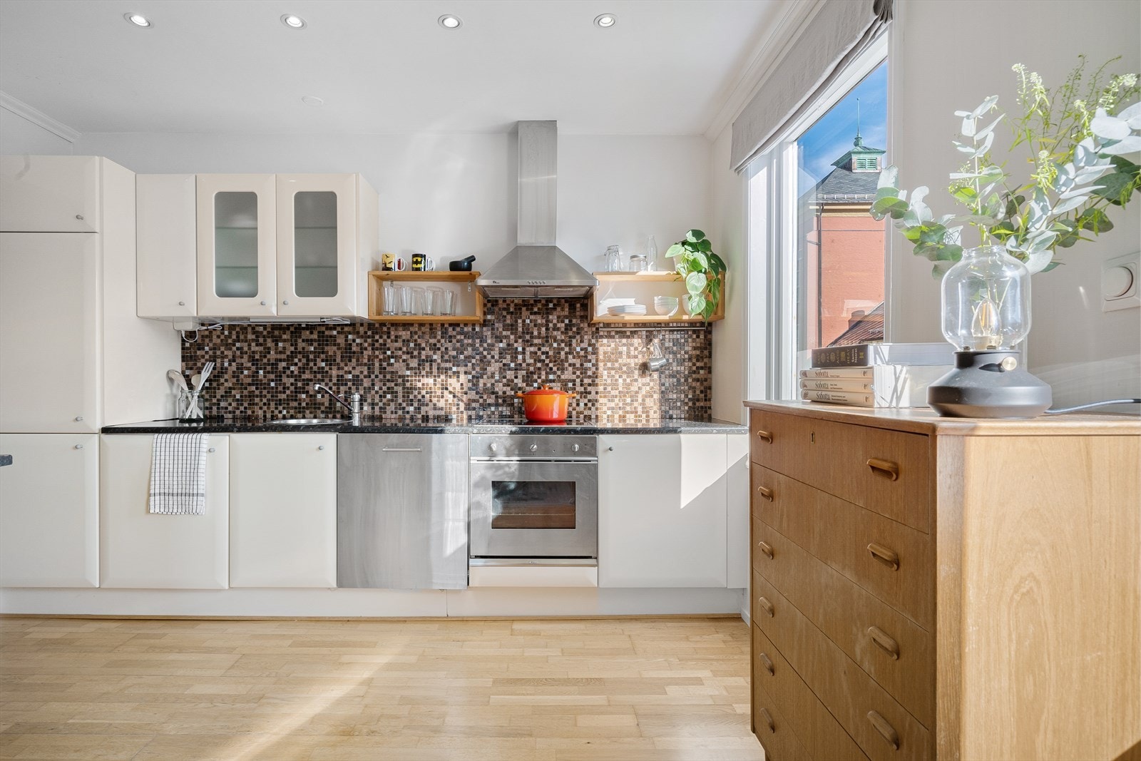 Det er rikelig med skap- og benkeplass - perfekt for hobbykokken! Galleribilde