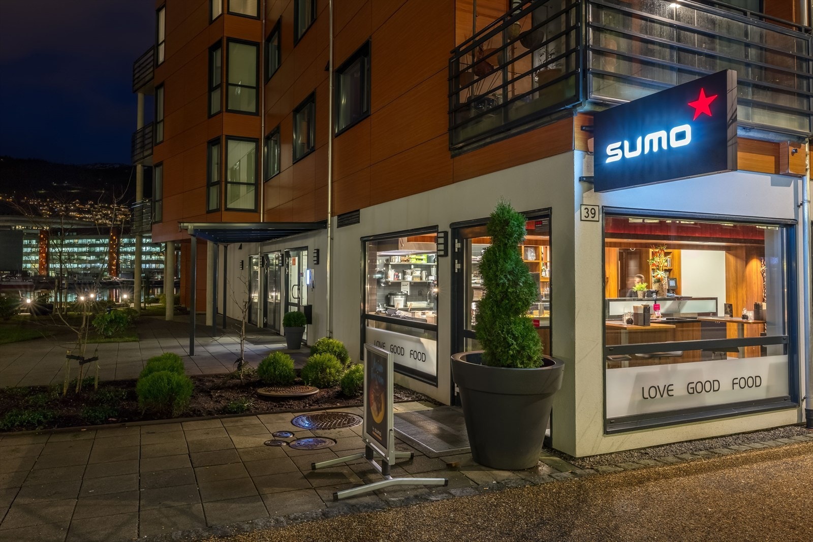 Kort vei til flere spisesteder som Sumo og pizzabakeren. Galleribilde