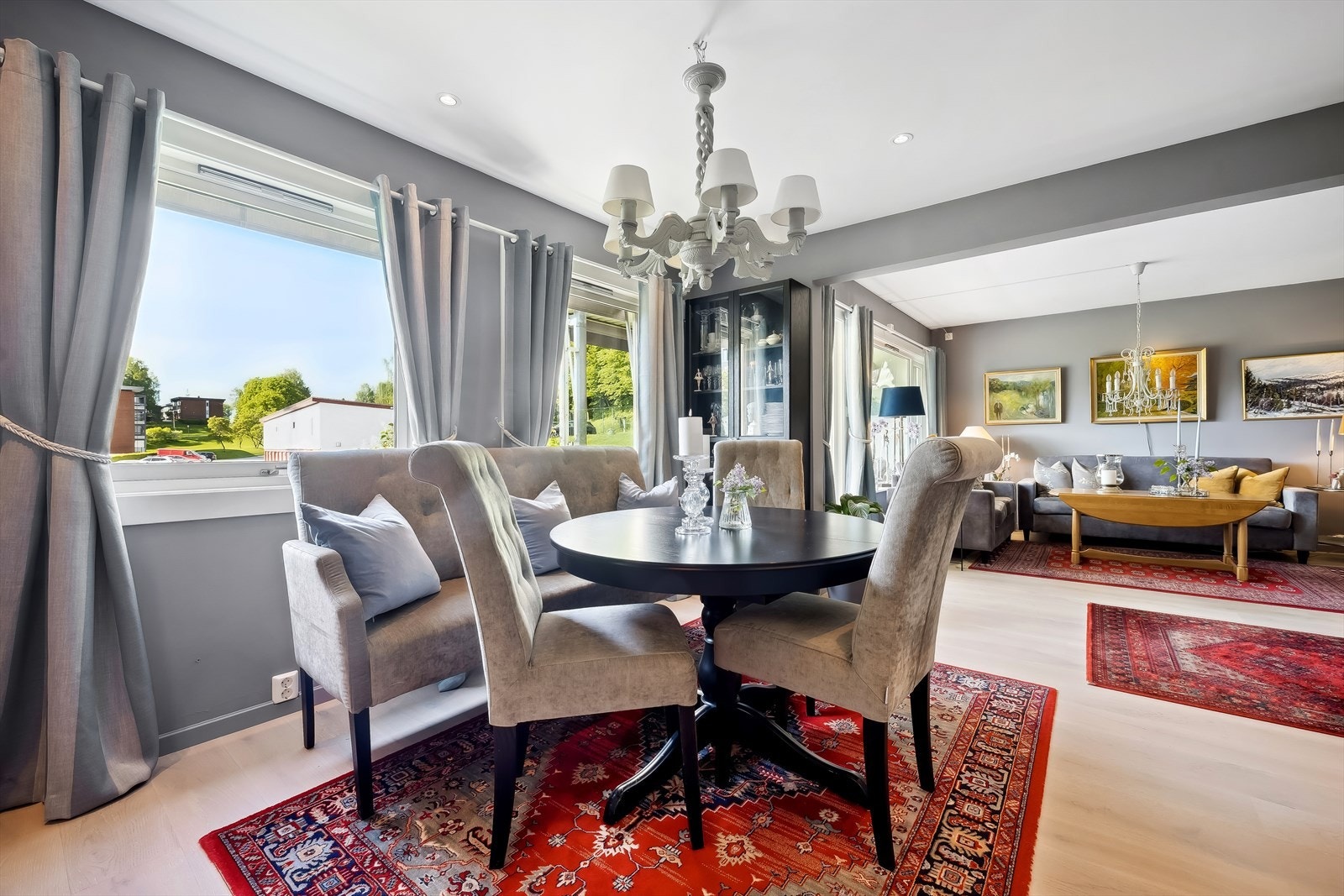 Videre er det god plass til spisestue som innbyr til hyggelige familiemiddager og middagsselskap Galleribilde
