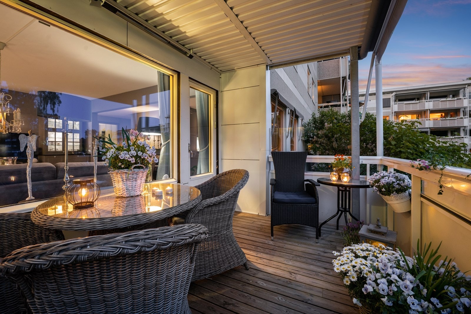 Hyggelig kveldsstemning fra terrassen Galleribilde