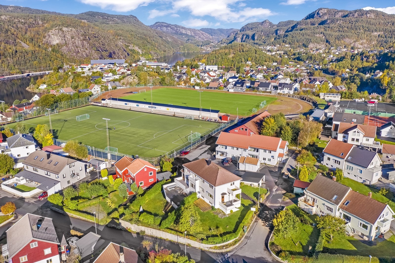 Like i nærheten ligger fotballbane, tennisbane samt stor og populær lekeplass. Galleribilde