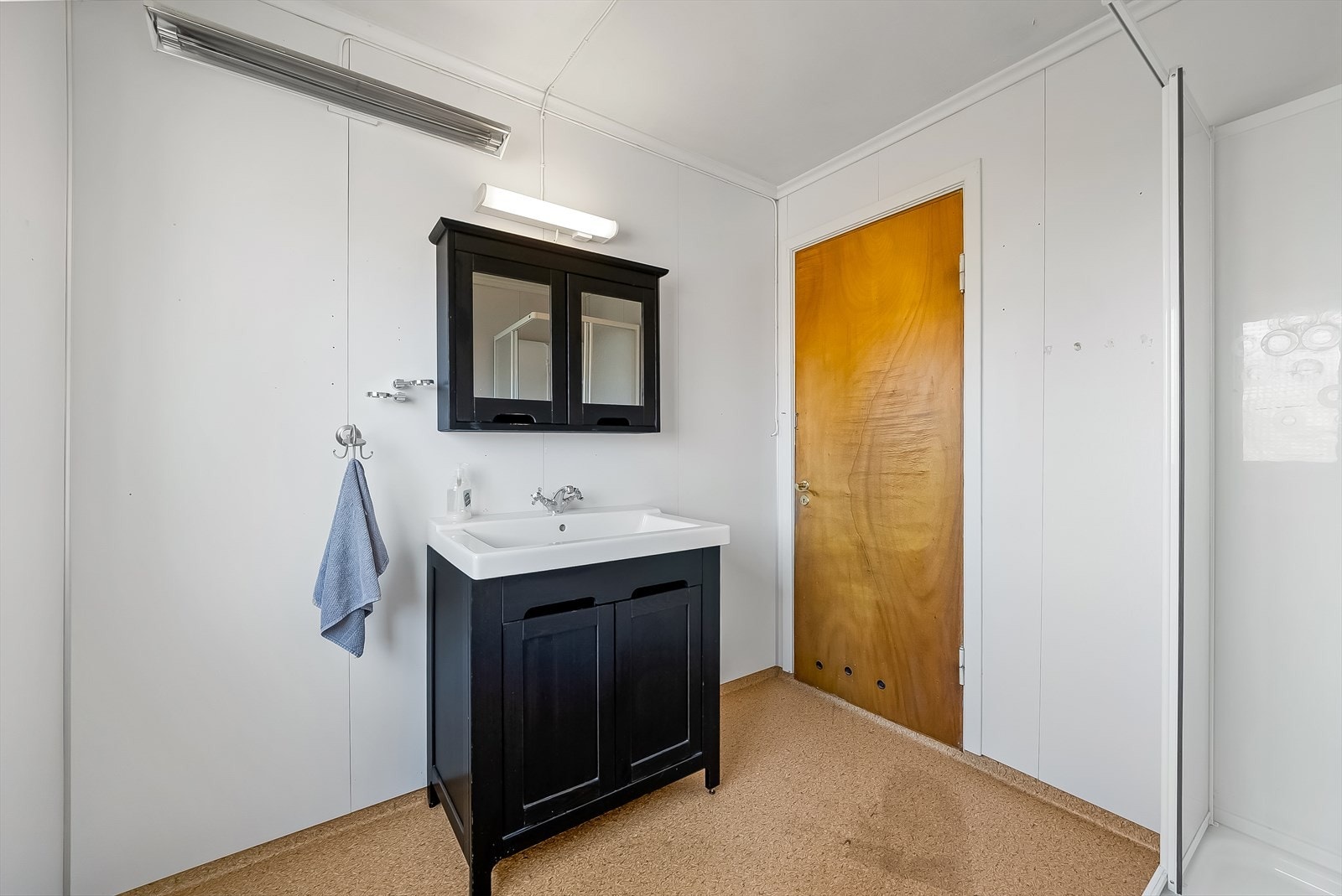 Badet ligger i 2. etg. og innredningen består av dusjkabinett og servant m/skapseksjon. Galleribilde