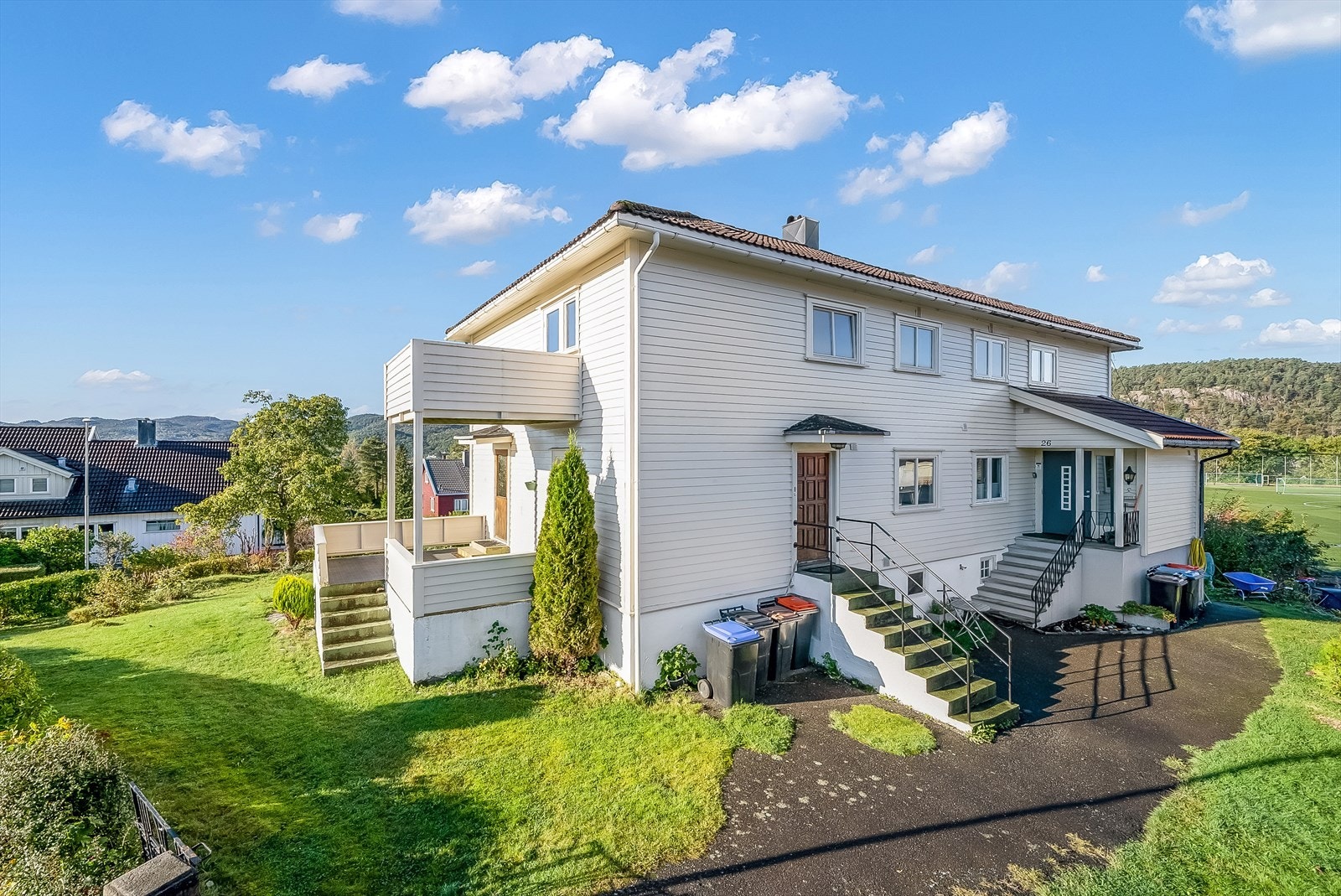 Boligen er halvpart av en vertikaldelt tomannsbolig. Galleribilde