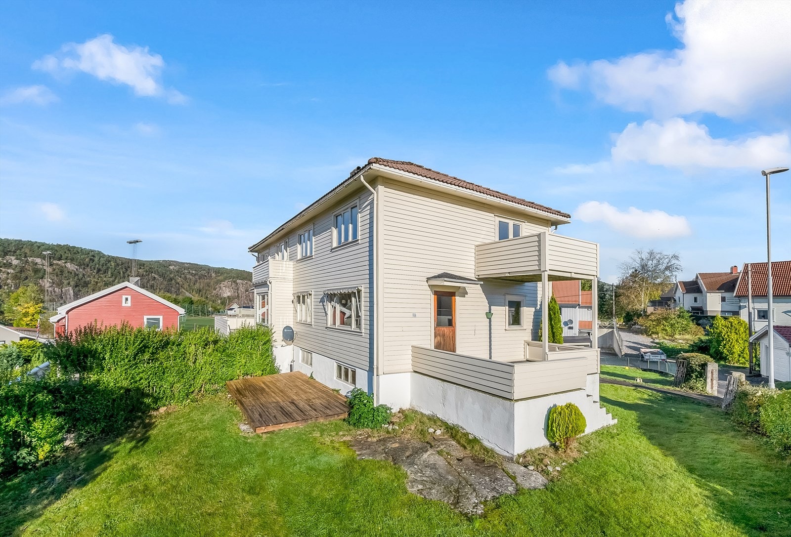 Her har du flere solrike soner med platting, veranda og balkong samt hage med plen, trær og prydbusker. Galleribilde