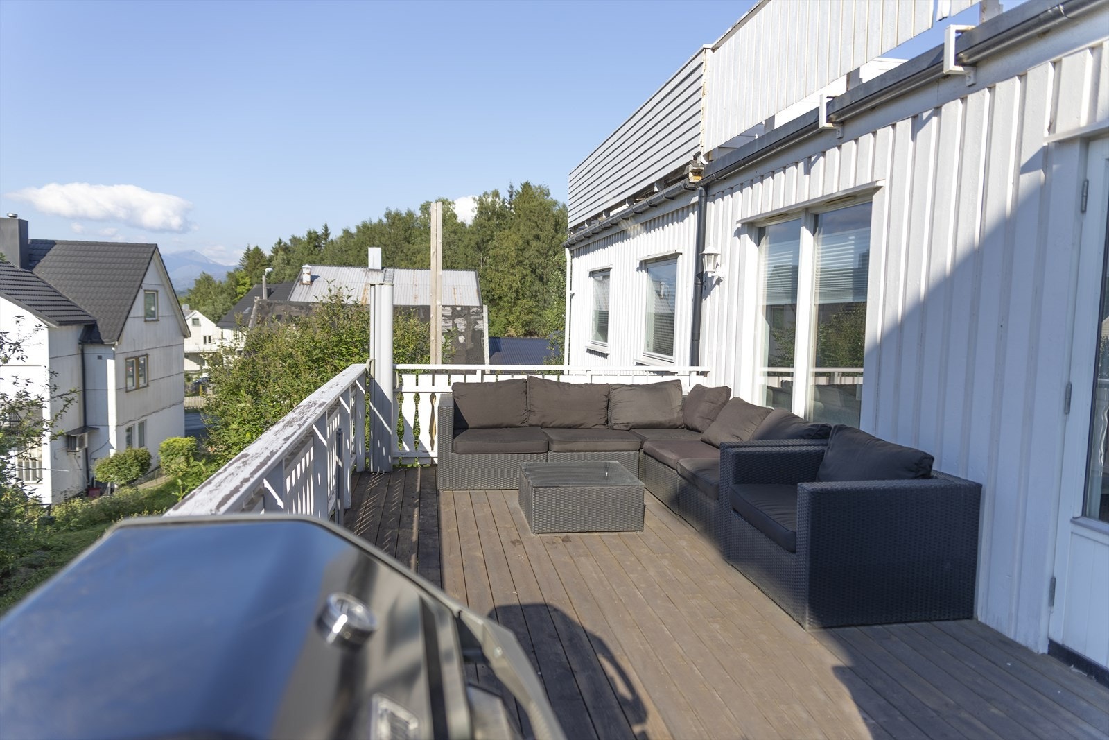 Bilde tatt av selger; flott veranda til hoveddelen med god plass til utemøbler. Galleribilde