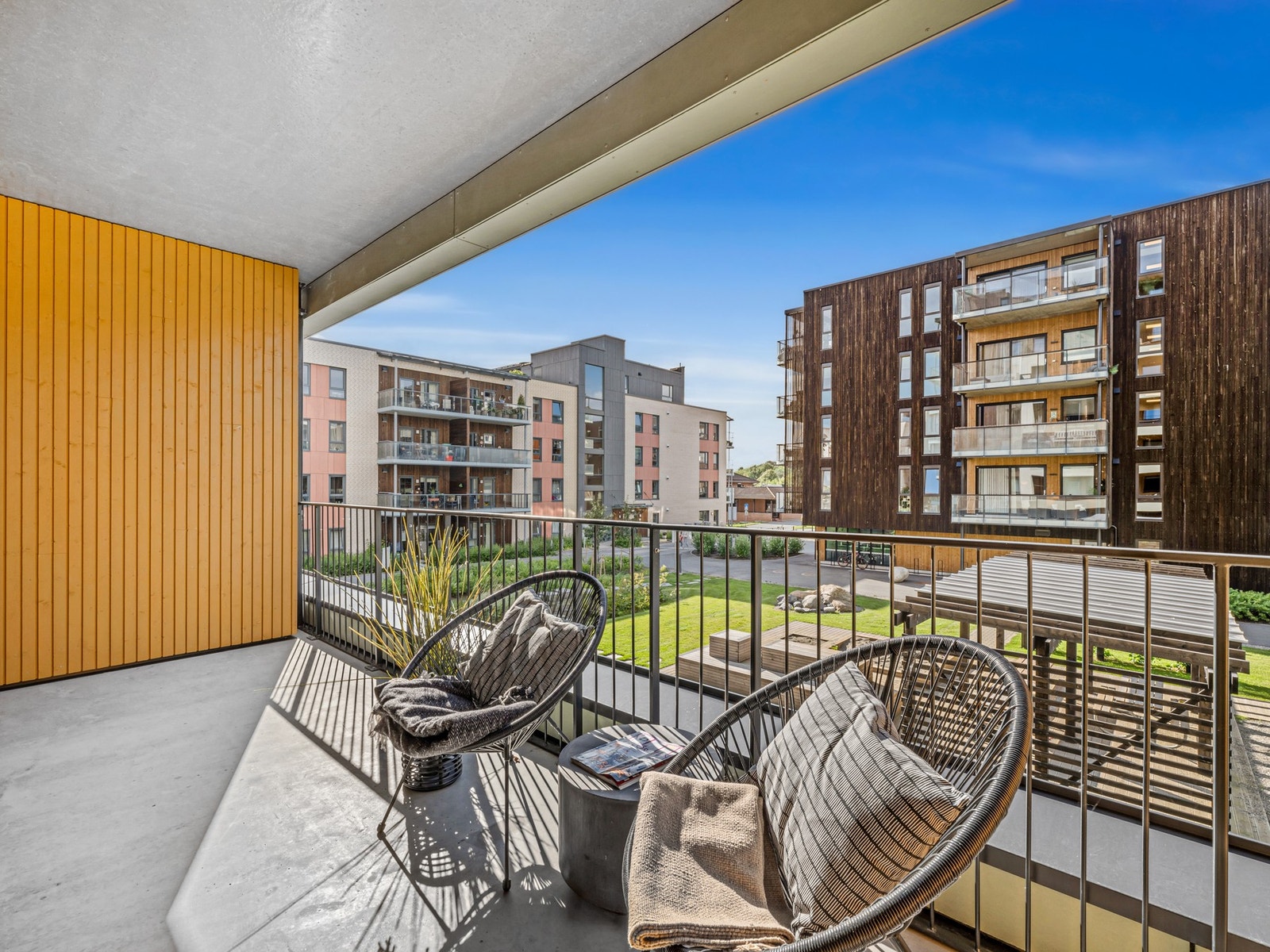 Stor balkong/terrasse på 12 kvm. Terrassen ligger i 2.etg fra bakkeplan. Galleribilde