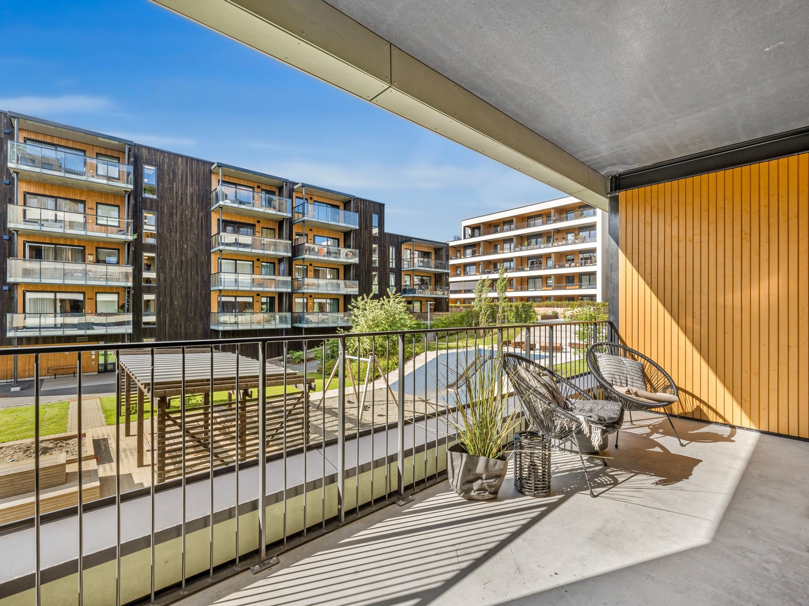 Balkongen har god plass til flere sittegrupper med tilhørende møblement. Galleribilde