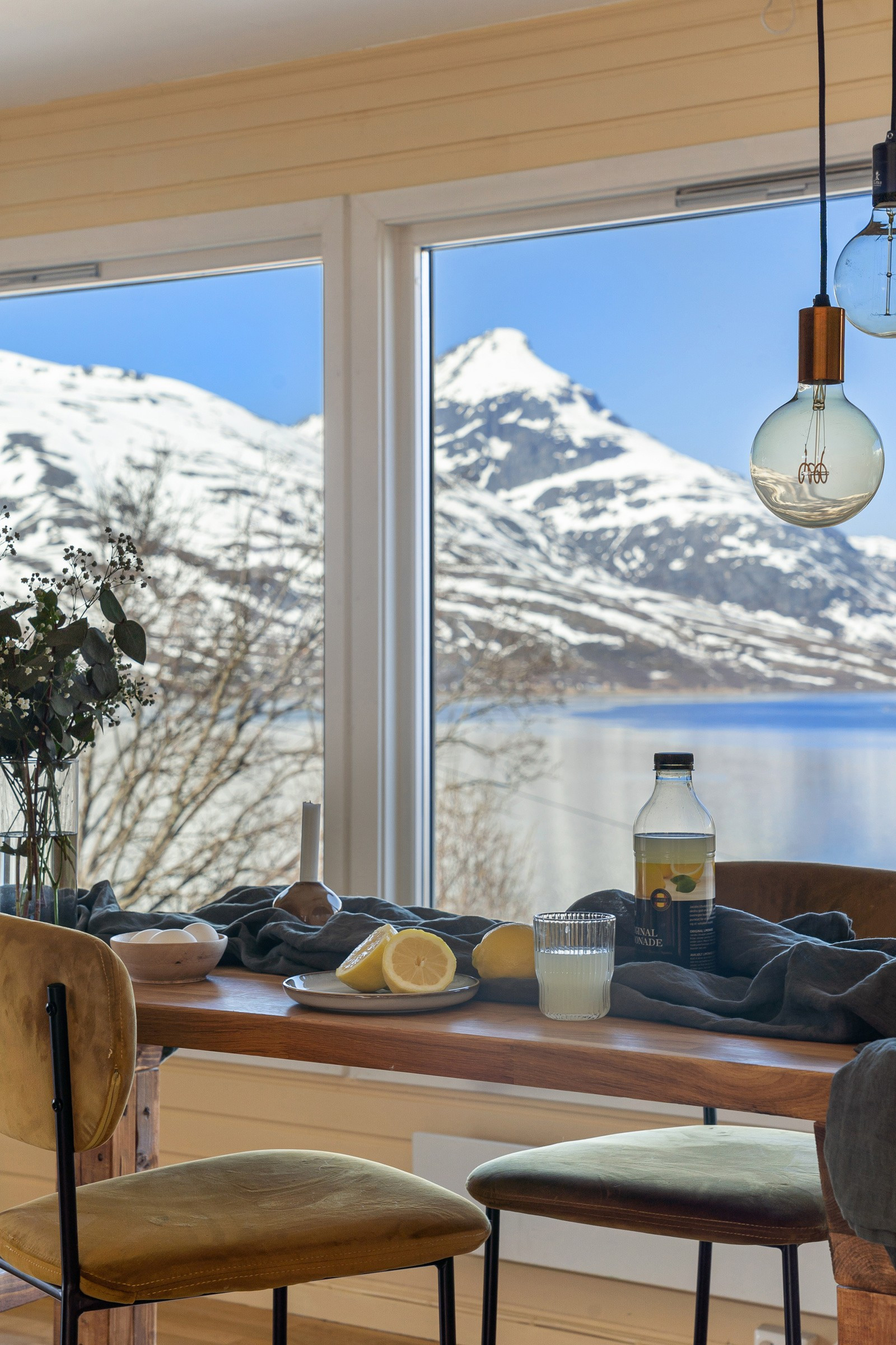 Fra spisebordet kan du nyte en nydelig utsikt mot sjø og majestetiske fjelltopper! Lys og romslig stue med generøs takhøyde!