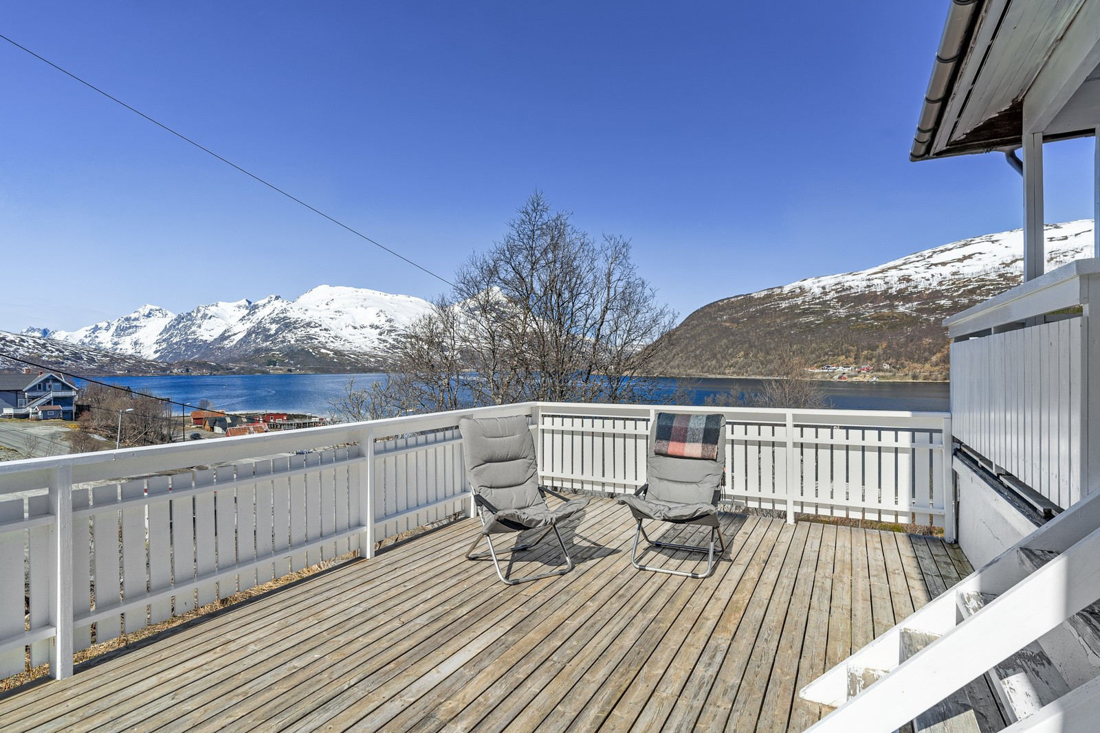 Fra stuen er det utgang til stor veranda med god plass til utemøbler og grill!