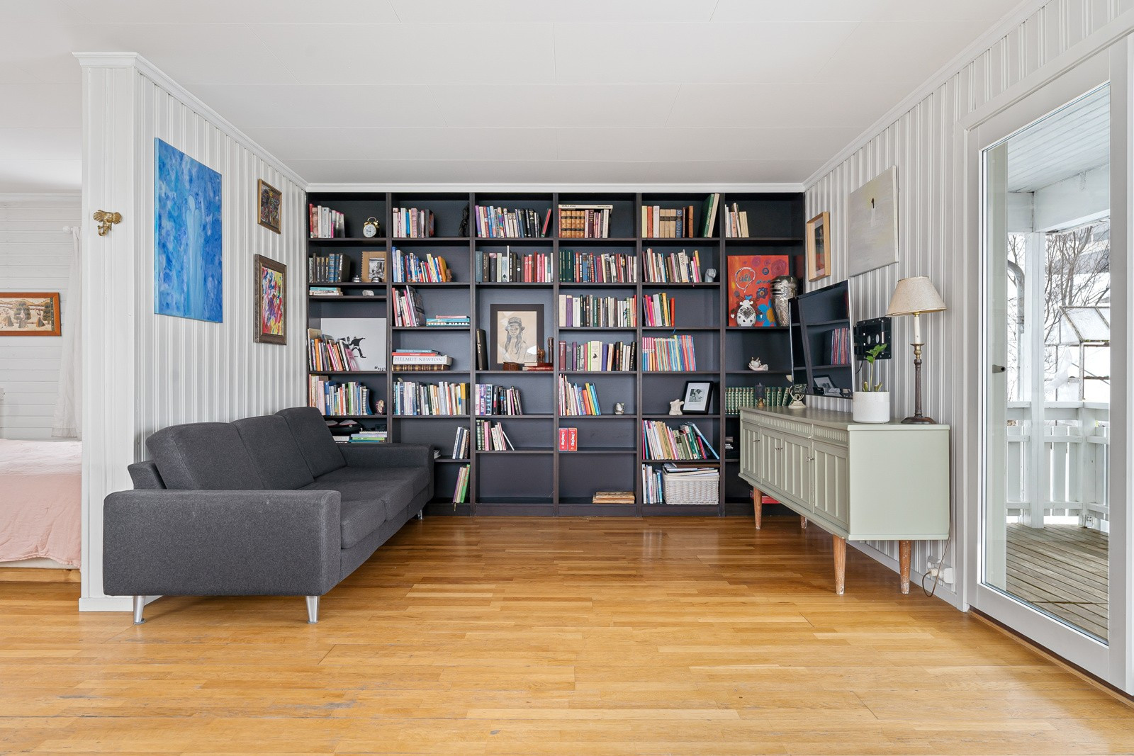God plass til sofagruppe med tilhørende sofabord.