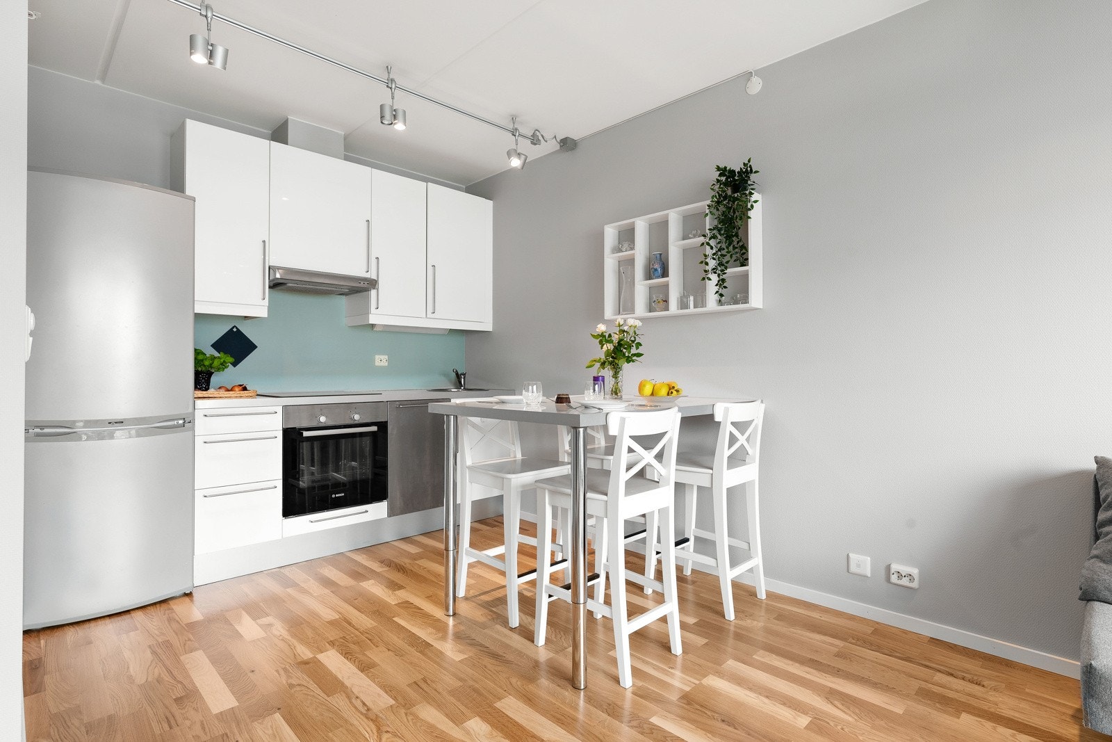 Kjøkkenet er velutstyrt og har god lagring i skap og skuffer. Galleribilde