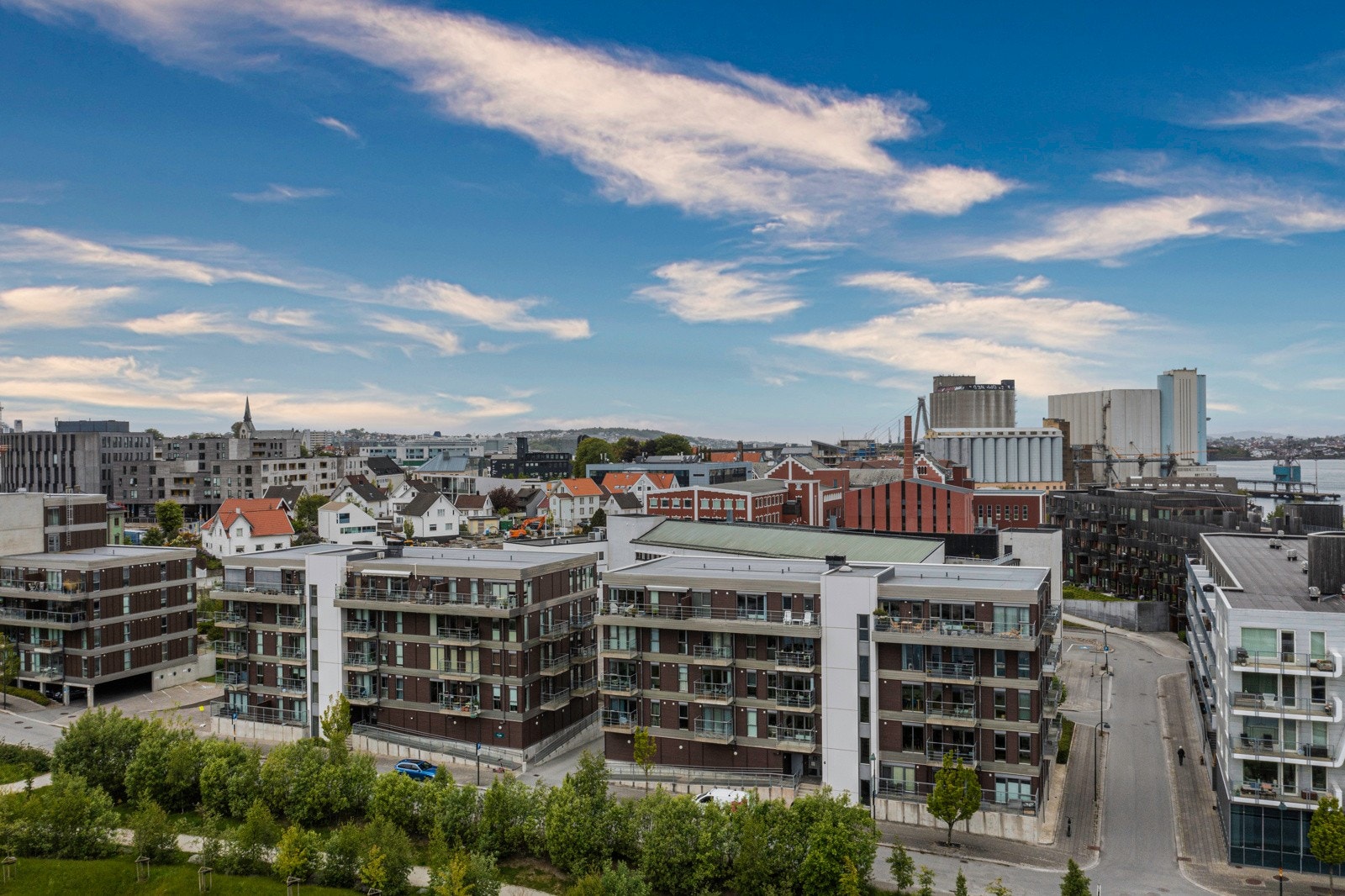 Leiligheten har en sentral beliggenhet i et urbant og etterspurt boligområde, som har vært i stor utvikling med store oppgraderinger de siste årene. Galleribilde