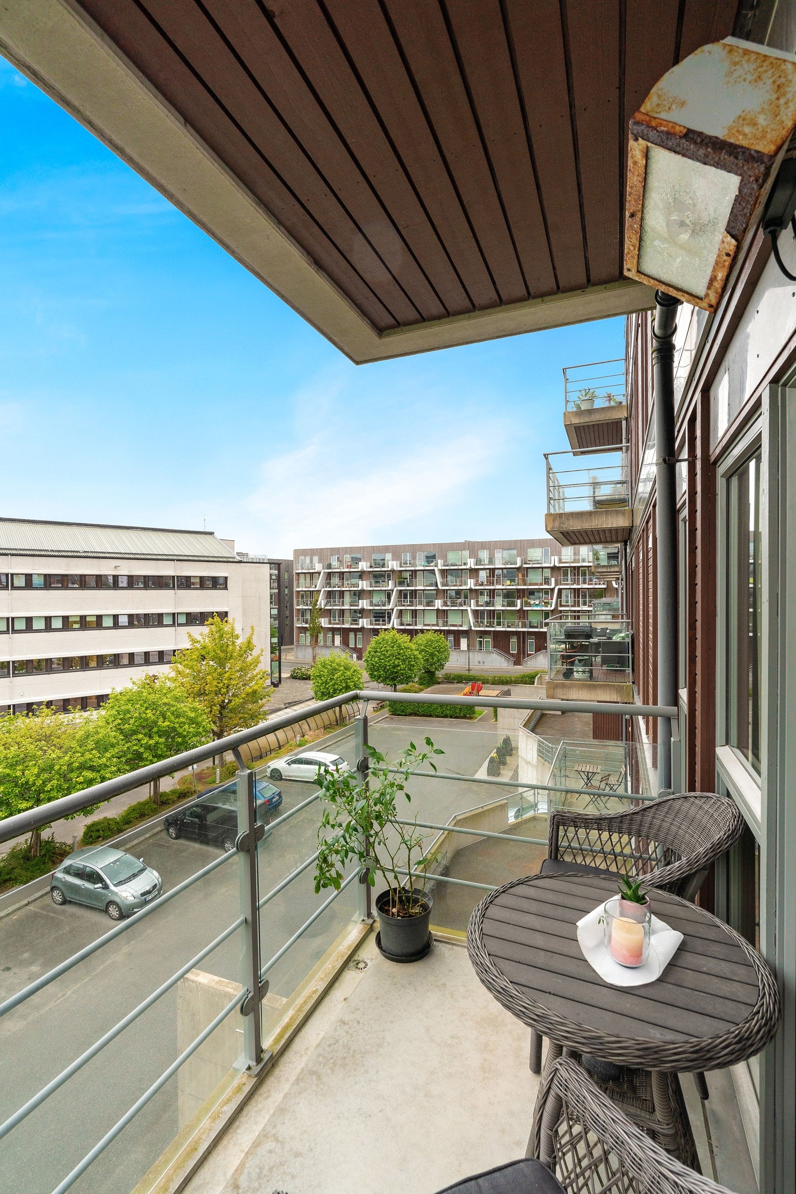 Balkong med kveldssol (nord/vestvendt). Varmelampe som vist på bilde er fjernet. Galleribilde