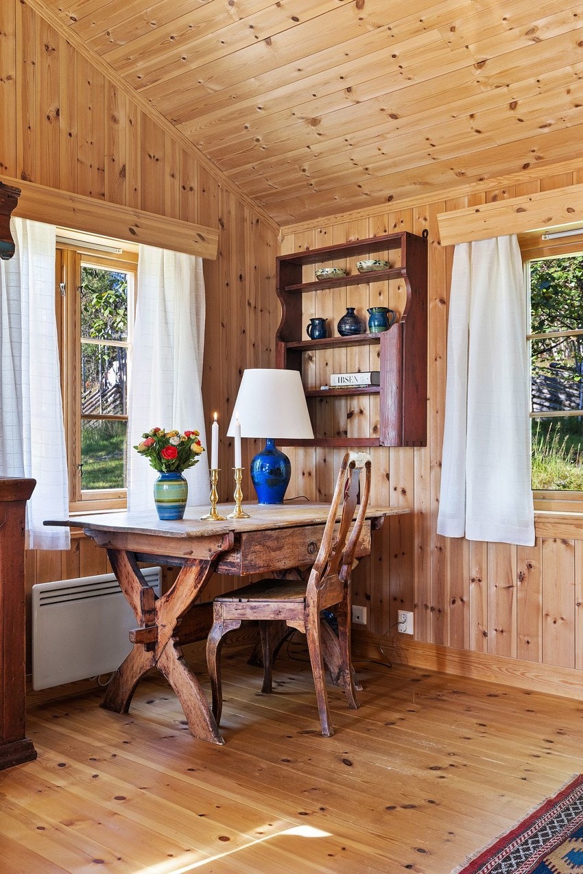 Hyggelig med skrivebord vent ut mot tunet. Galleribilde