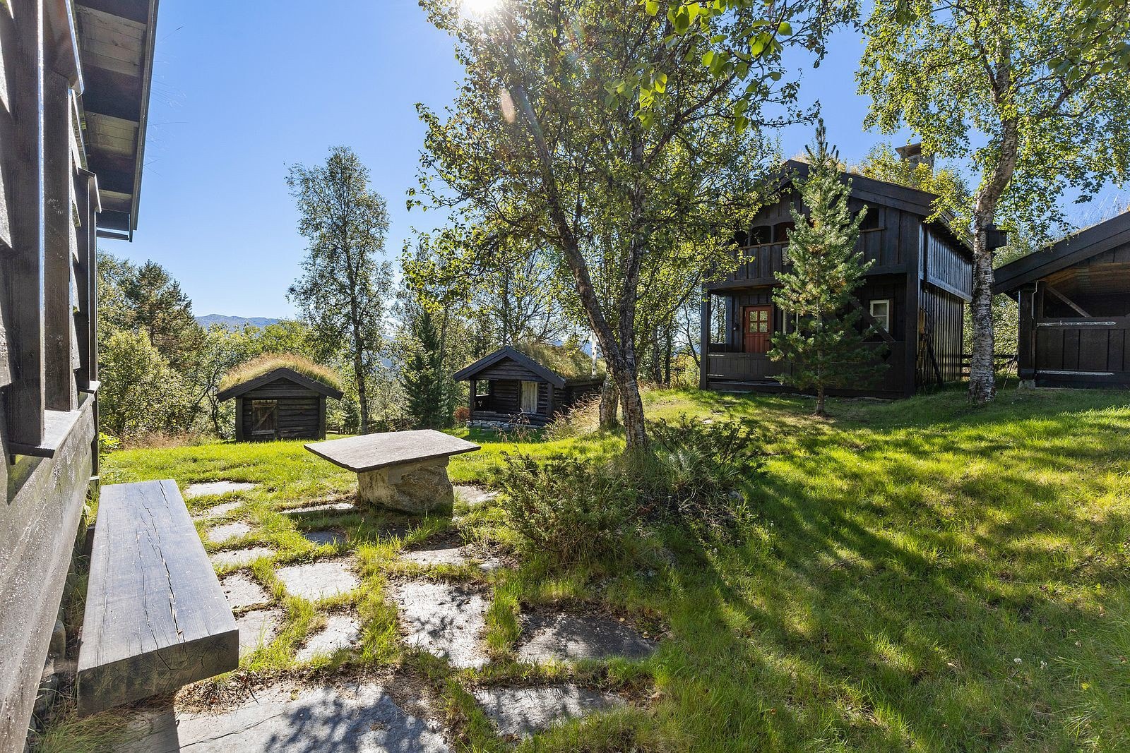 Lekkert tun med god plass mellom de 5 bygningene! Galleribilde