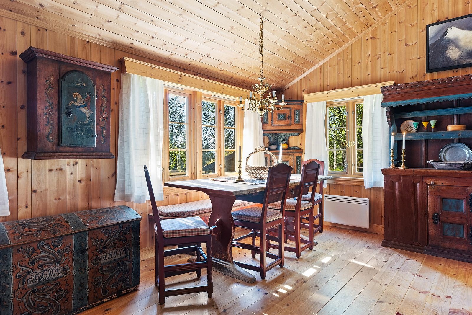 Stort spisbord med plass til mange. Galleribilde