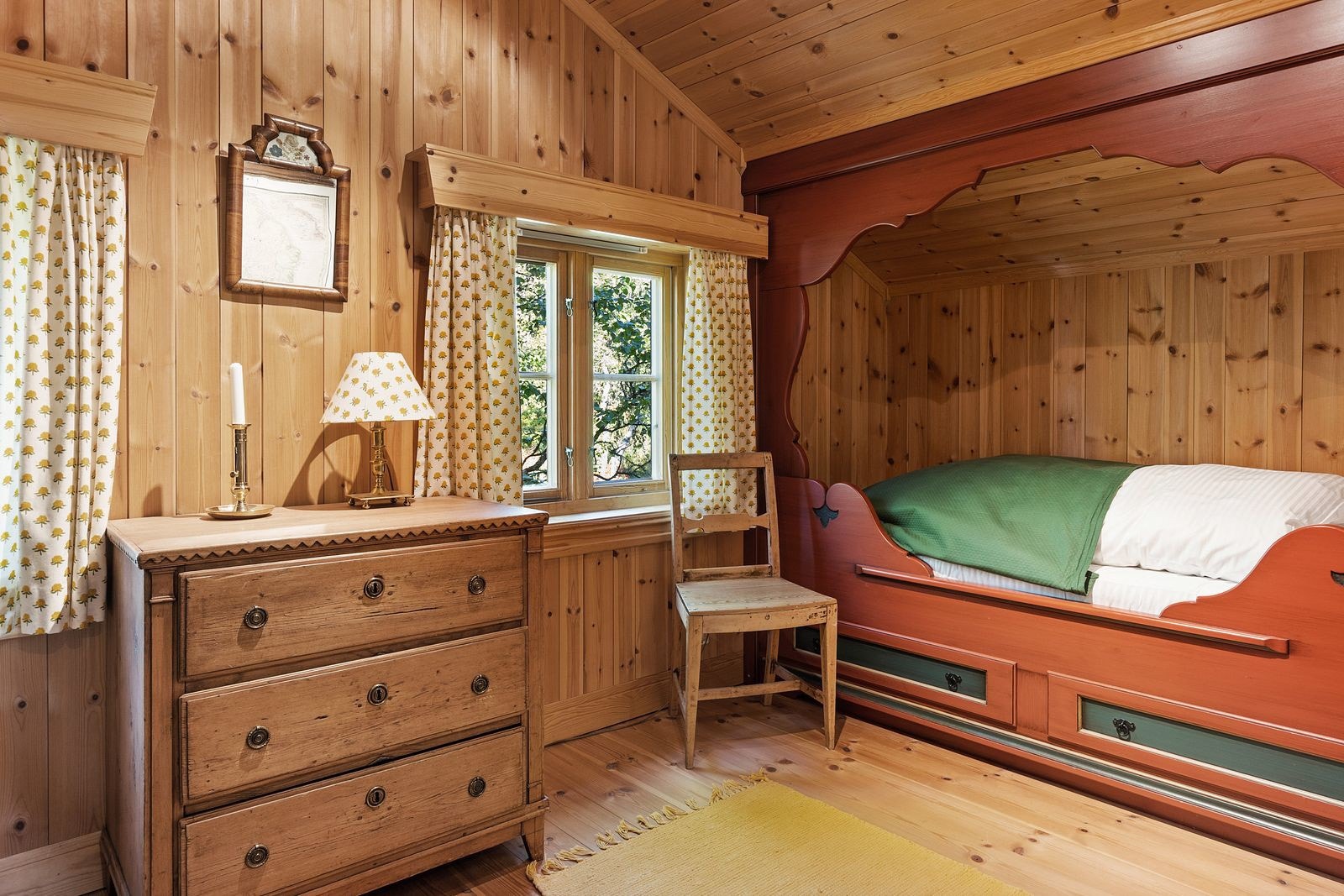 I soverommet i 2 etasje er det 2 innebygde og flotte senger. Galleribilde