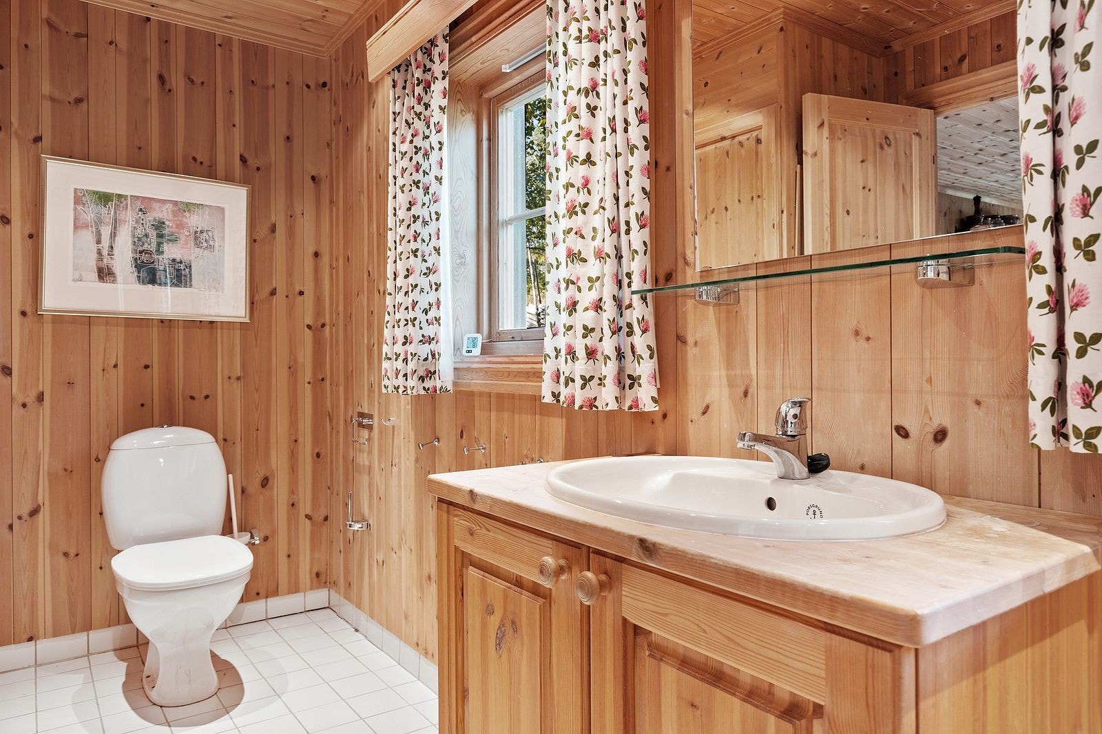 Bad med dusj, toalett og servant nedfelt i skap. Galleribilde