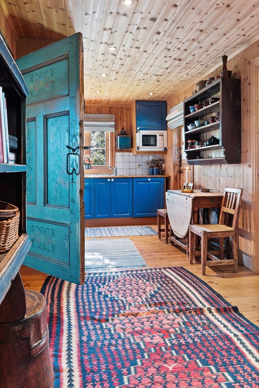 På kjøkkenet er det også plass til et lite kjøkkenbord. Galleribilde