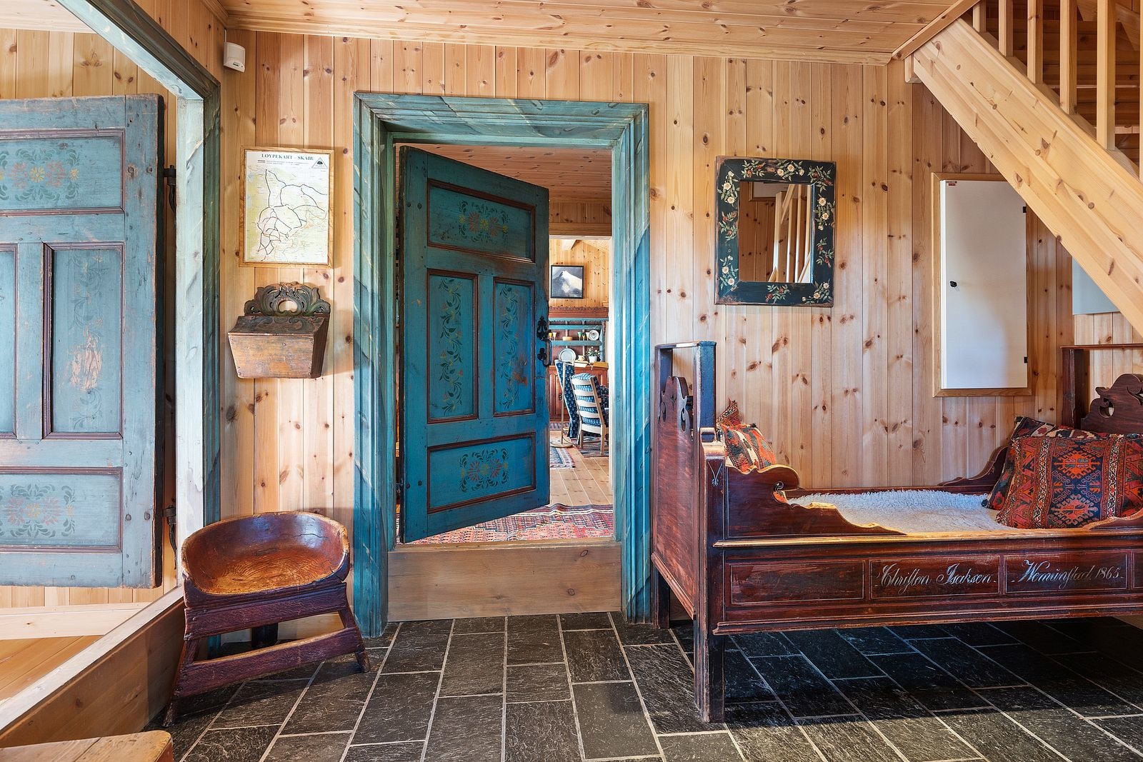 I gangen går trappen opp til 2 etasje. Galleribilde