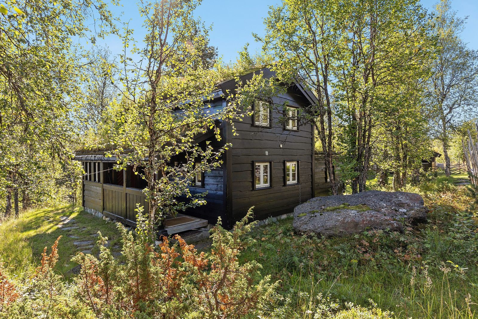 Stor og innholdsrik hytte med anneks, to småhytter og carport. Galleribilde