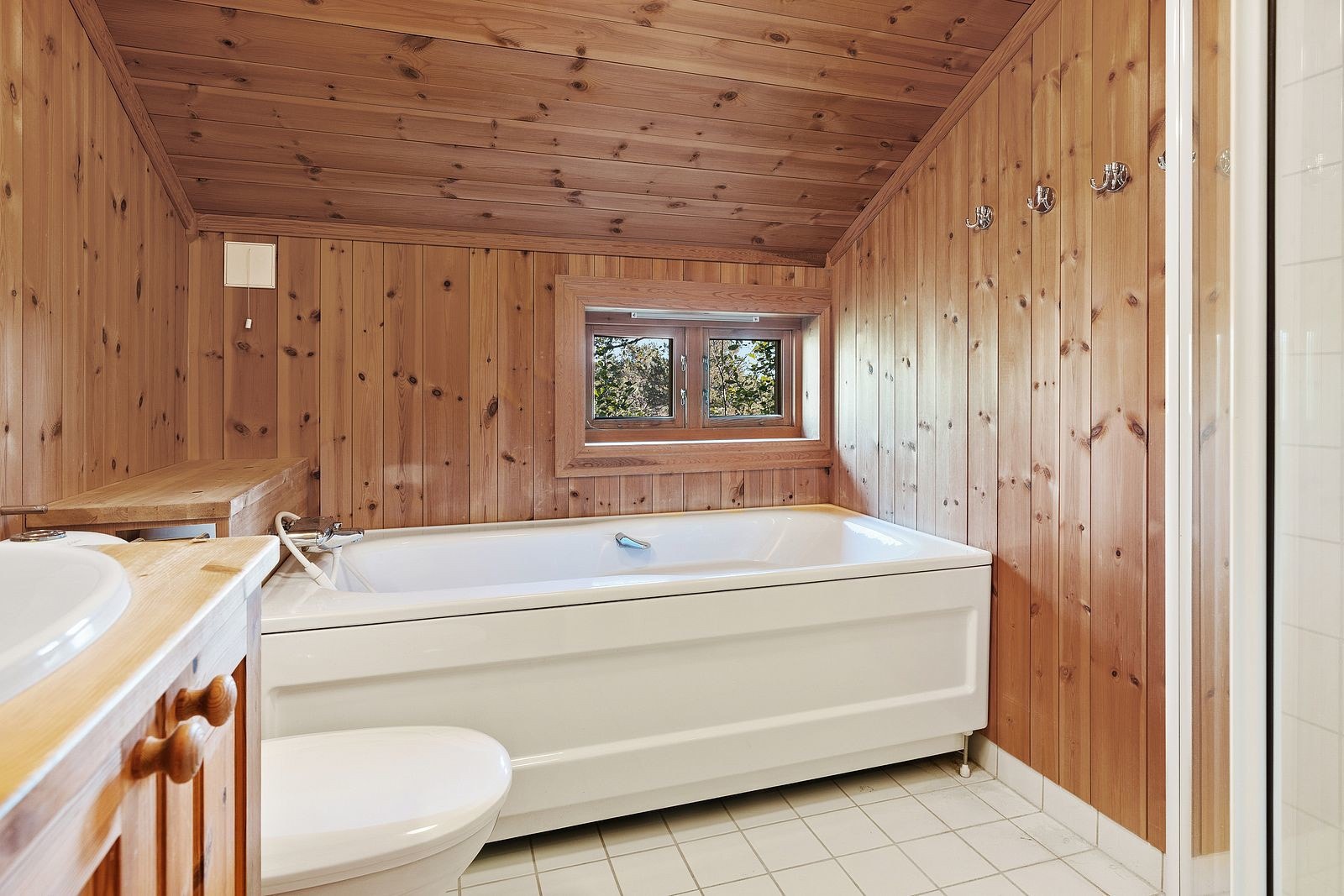 Badet i 2 etg. har badekar i tillegg til toalett, dusj og servant. Galleribilde