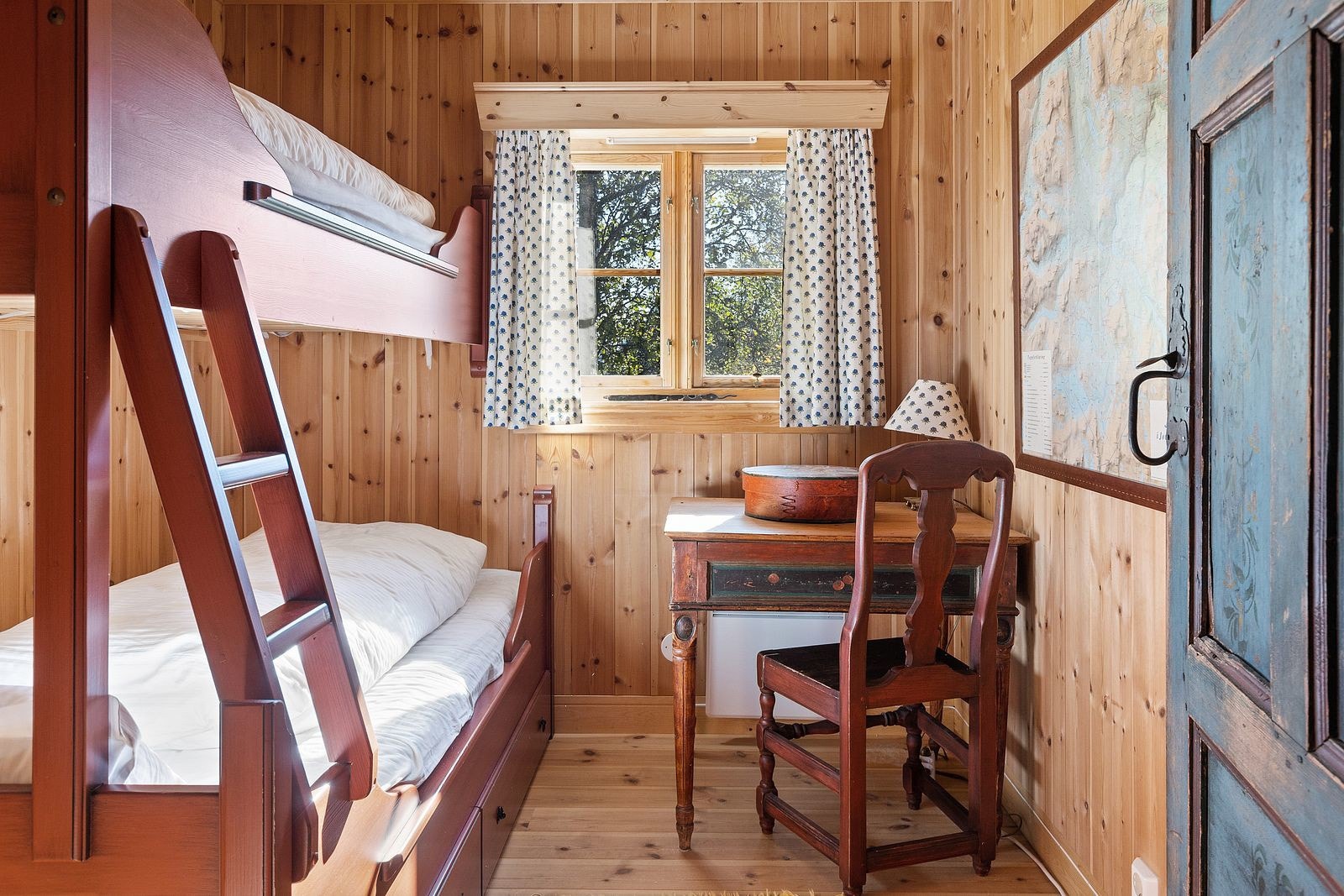 Dette er soverommet i hovedhyttens første etasje. Galleribilde