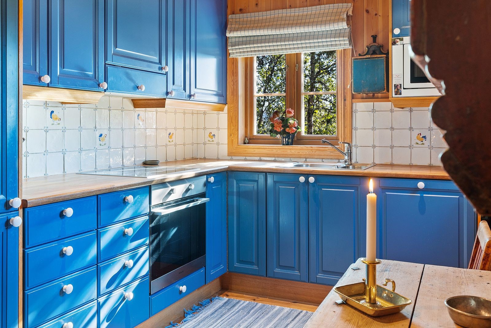 Romslig kjøkken og godt med lys. Alle hvitevarer følgere salget. Galleribilde