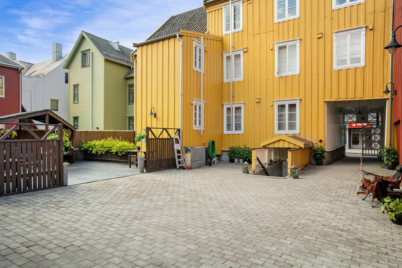 Rolige og meget koslige felles arealer i bakgården med kodelås.