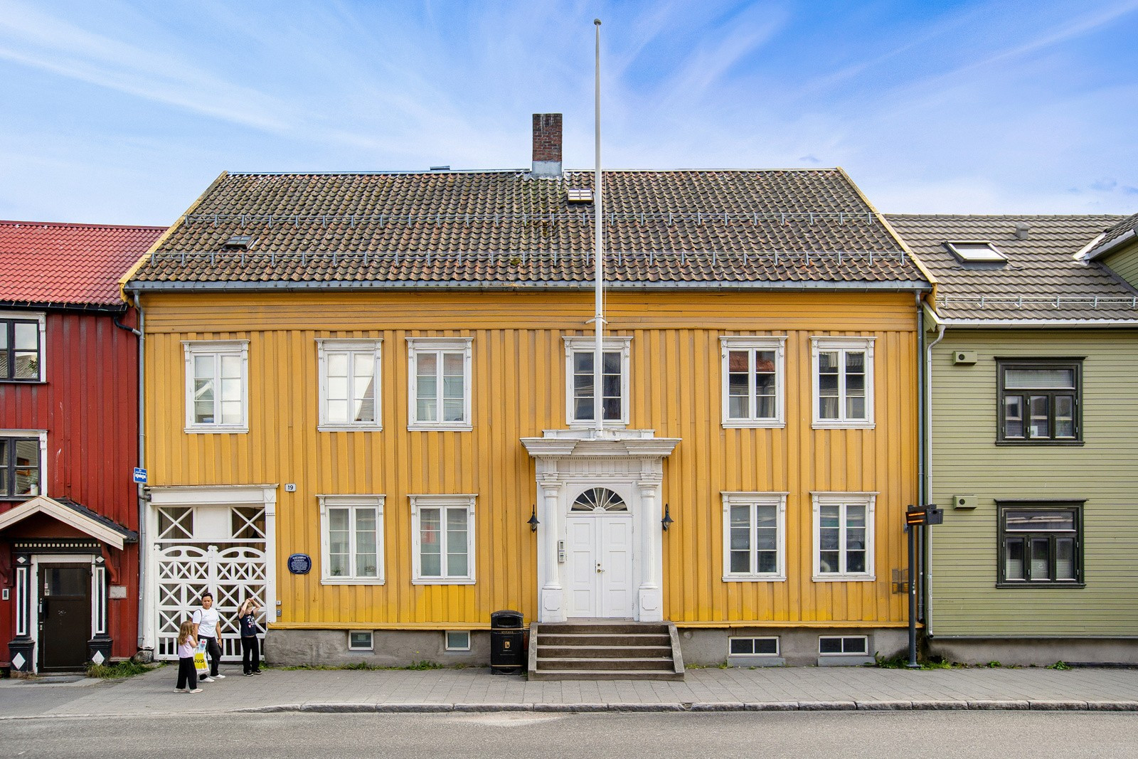 Flott og erverdig fasade i sentrum med gode bussforbindelser til UNN/UIT, Jekta m.m. Du får umiddelbar nærhet til søndagsåpen dagligvare, cafèer, restauranter, kino m.m.