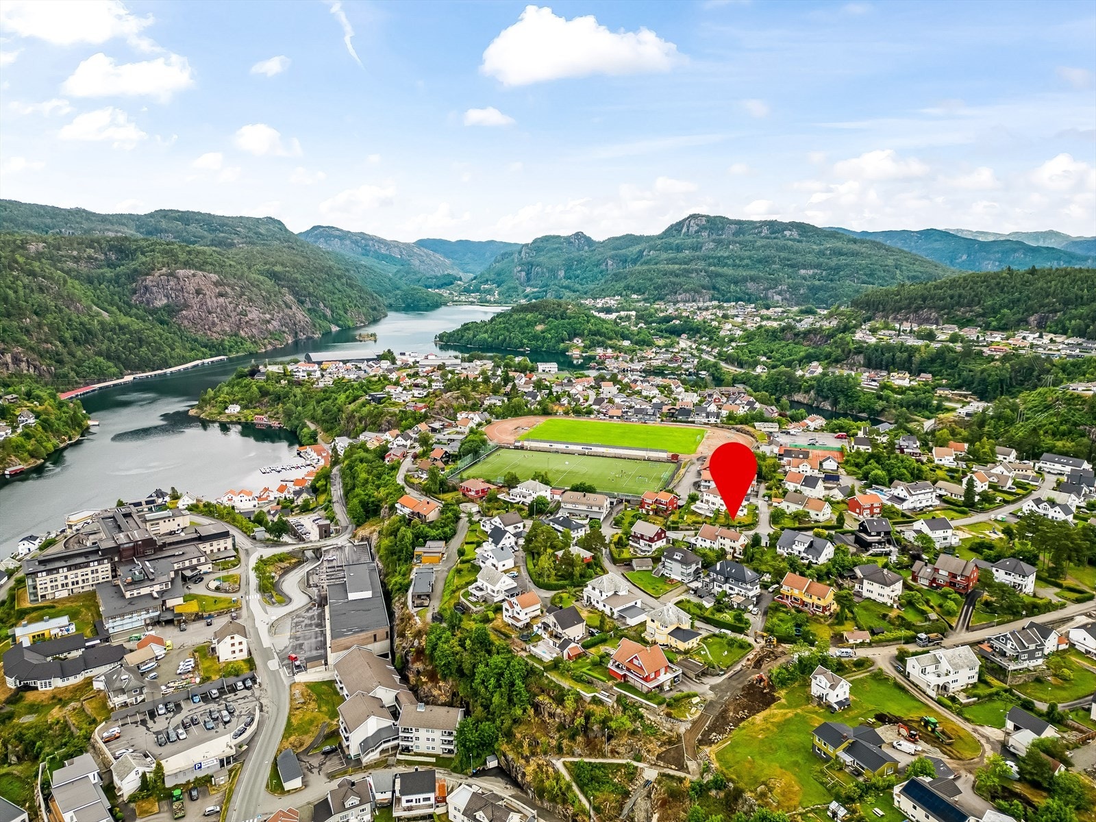 Videre har du kun få minutters gange til sentrum med sitt utvalg av restauranter, kaféer, handlesenter og koselige nisjebutikker. Galleribilde