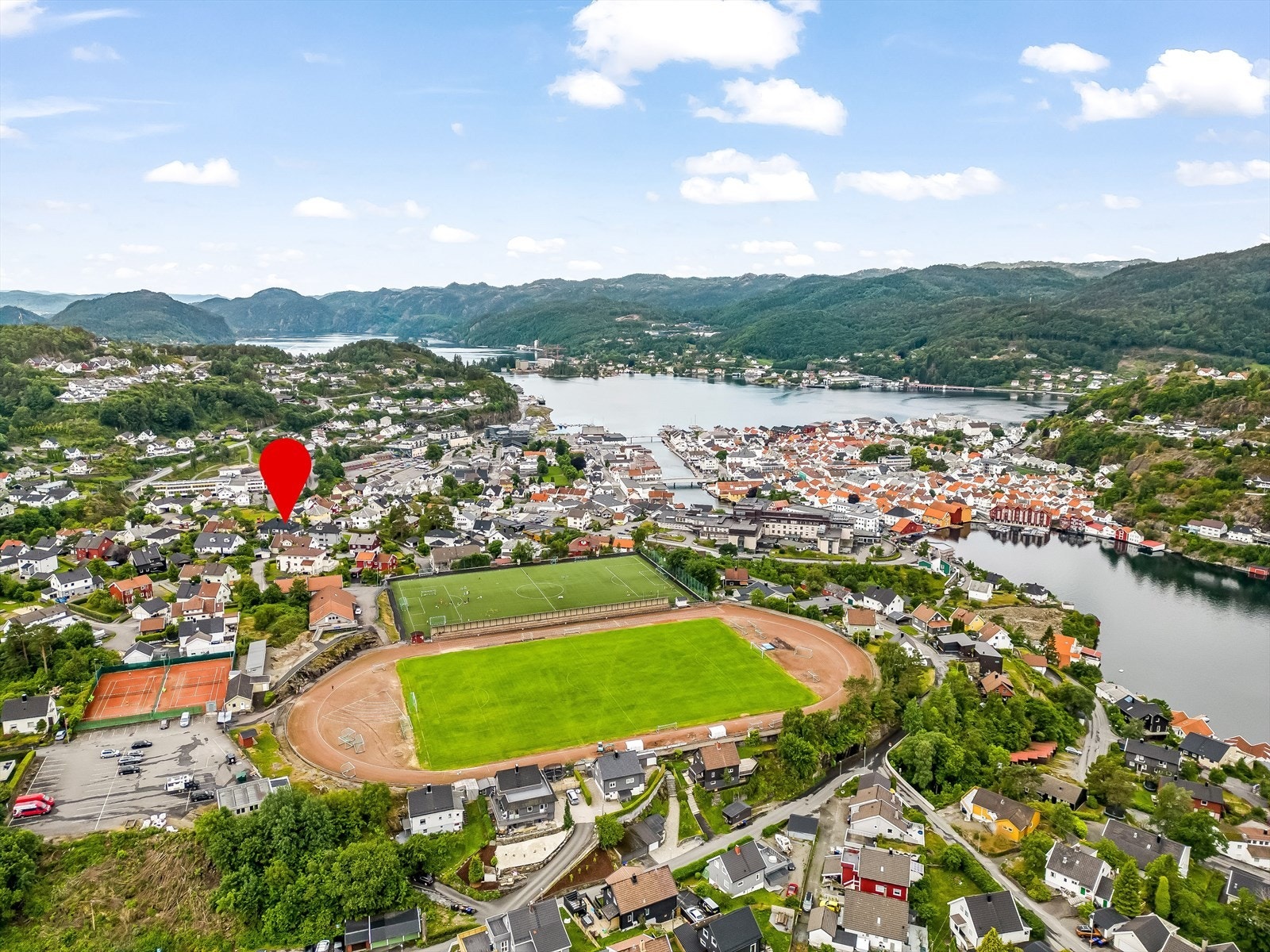 Like i området finner du fotballbane, tennisbane, populær lekeplass, flerbrukshall og skoler m.m. Galleribilde