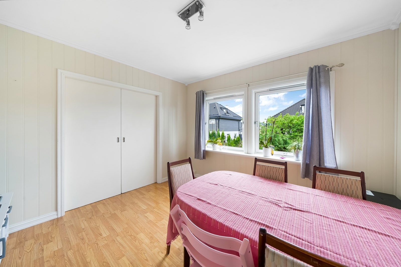 I spisestua er det doble dører som avskjerming mot stua. Galleribilde