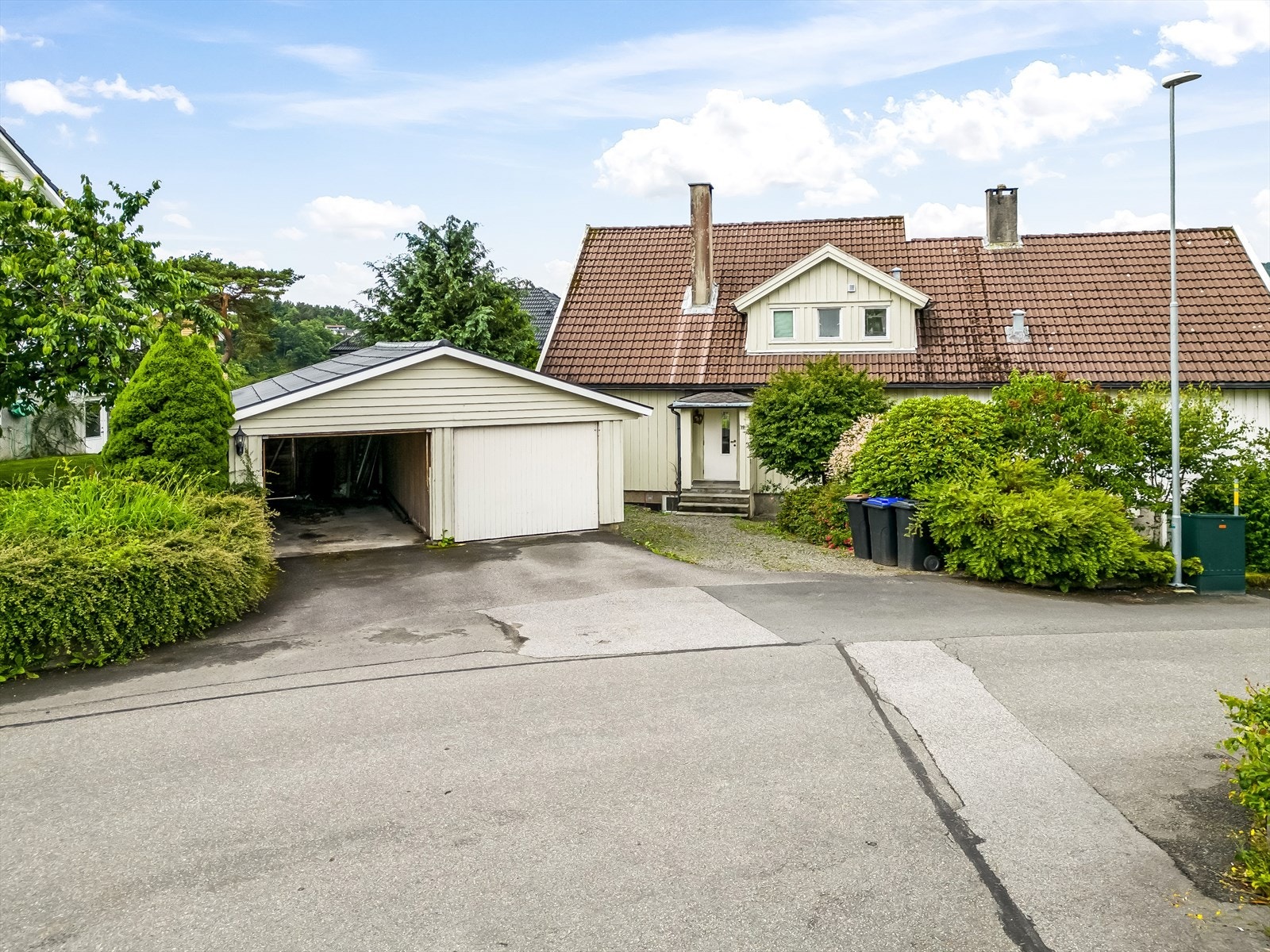 Med eiendommen følger halvdel av avdelt felles dobbel garasje. Galleribilde