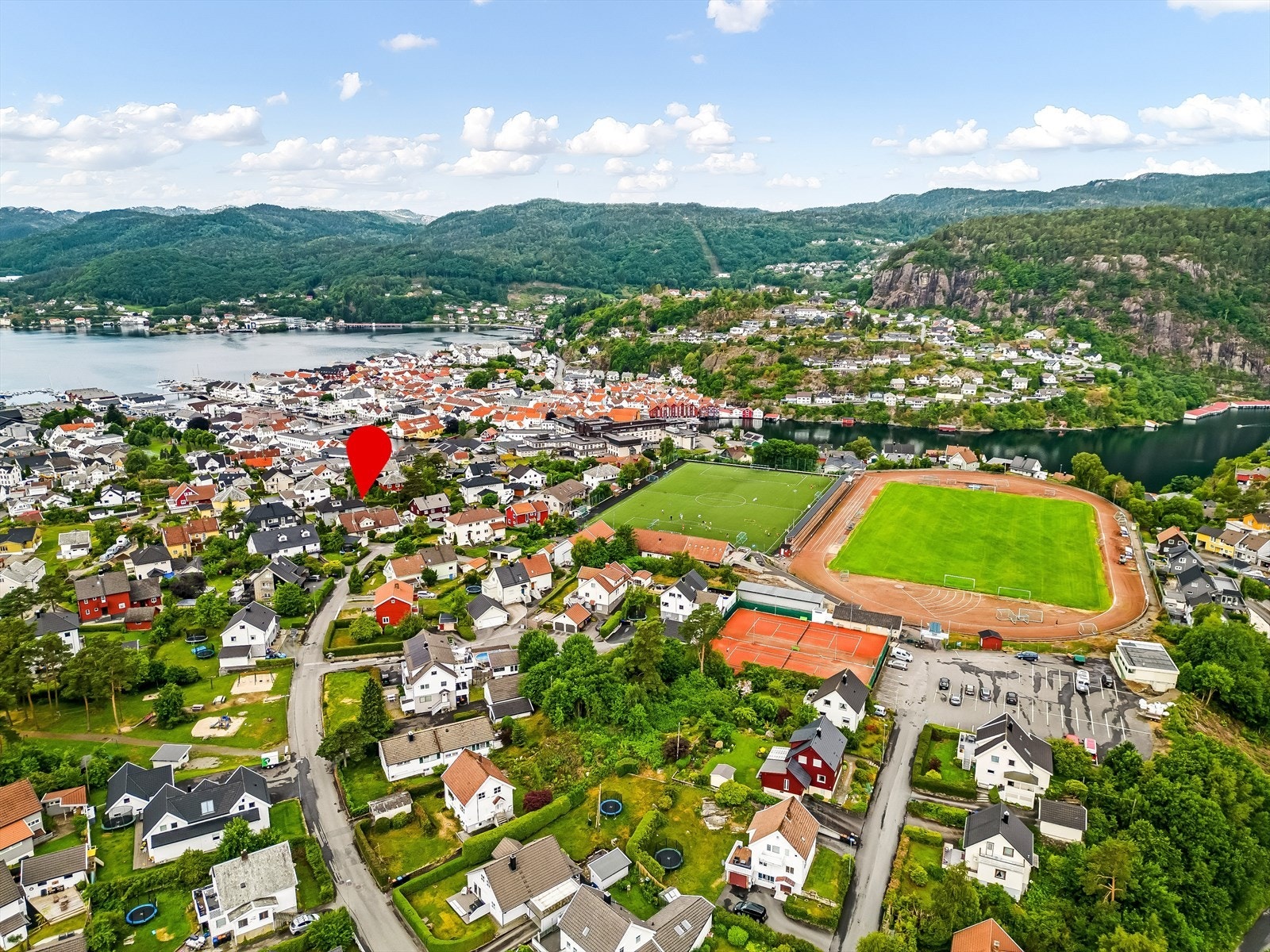 Eiendommen ligger solrikt til i et etablert og populært boligområde på Uenes! Galleribilde