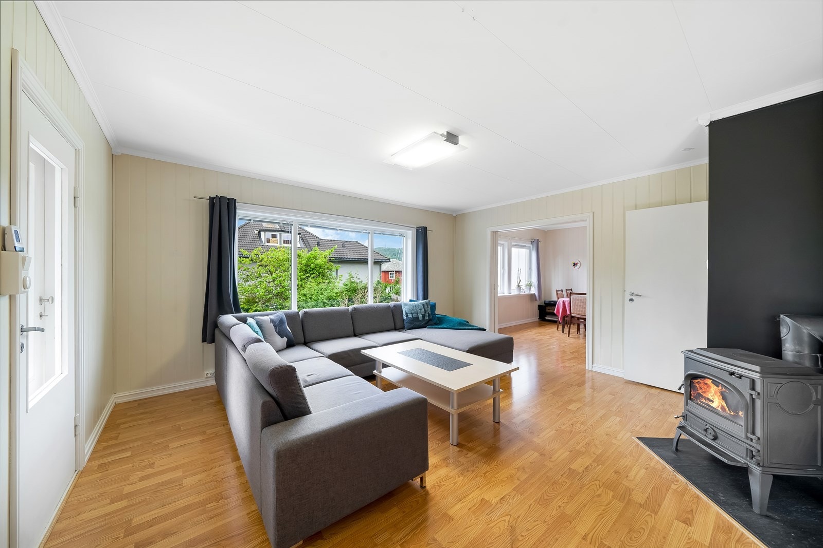 Fra stua har du adkomst til veranda og hage. Galleribilde