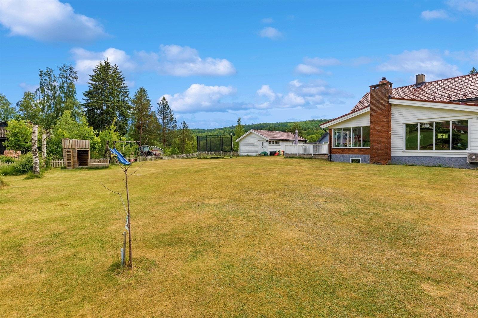 Boligen ligger på Fugleåsen, det er ca. 3 minutters gange til nærmeste busstopp. Galleribilde