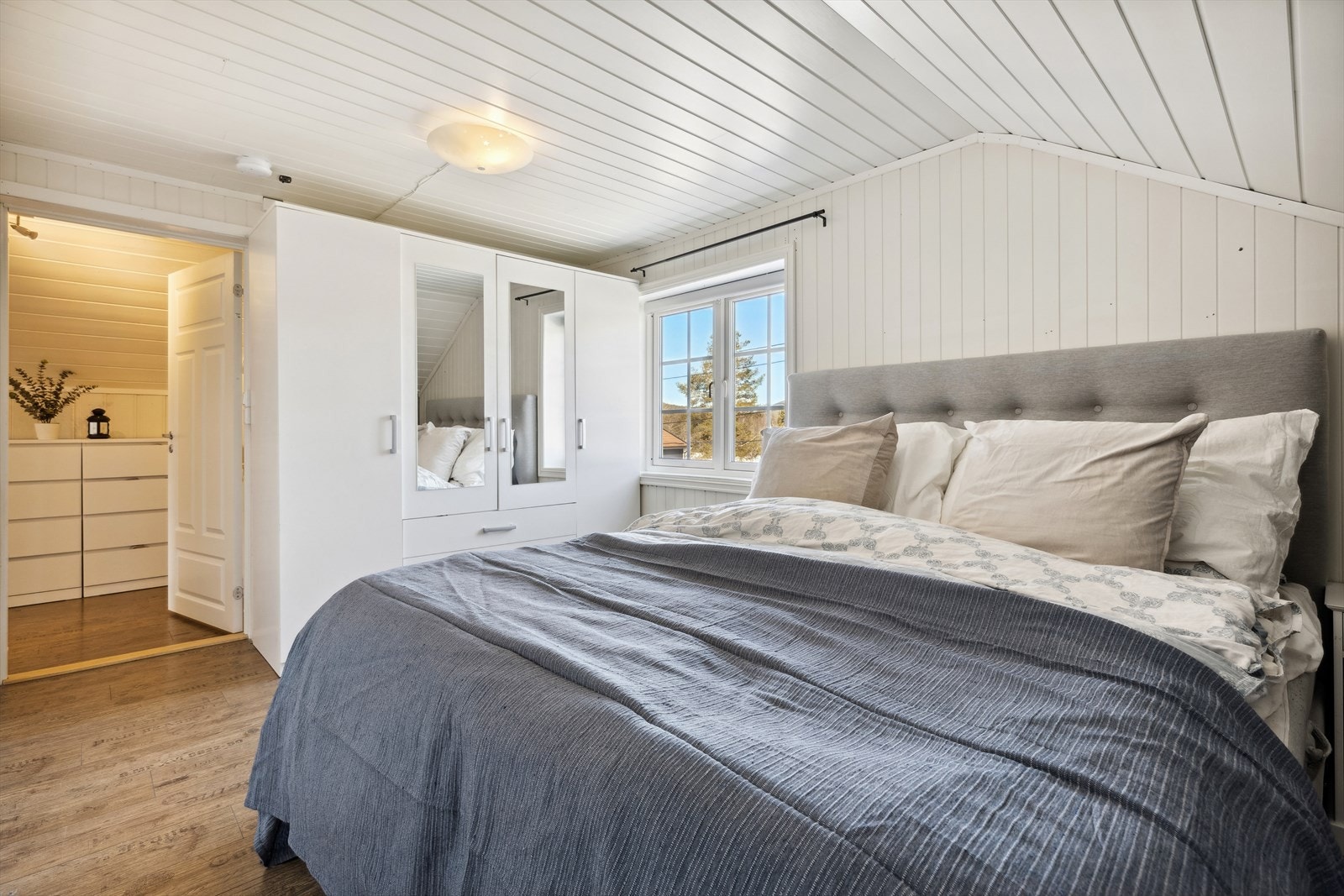 Hovedsoverommet med garderobeskap. Alle soverommene er praktisk plassert i 2.etasje. Galleribilde