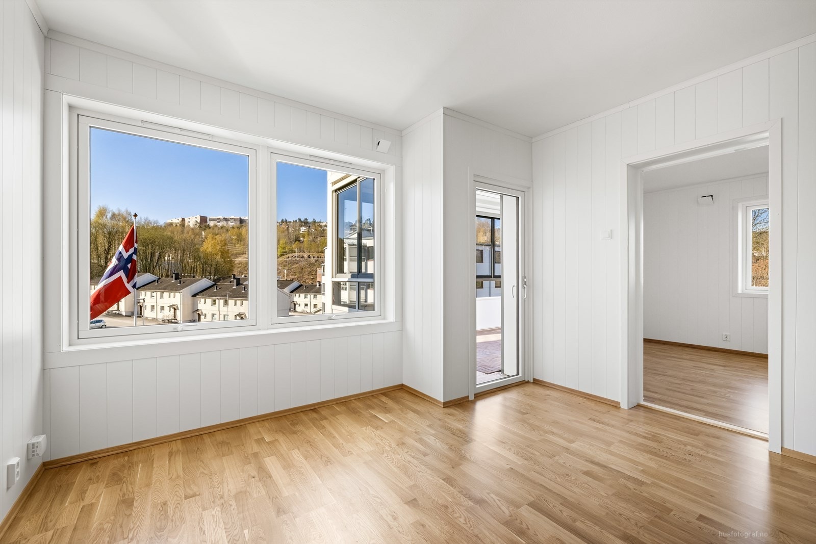 Lys og fin stue med ny parkett (eik) i 2023 Galleribilde