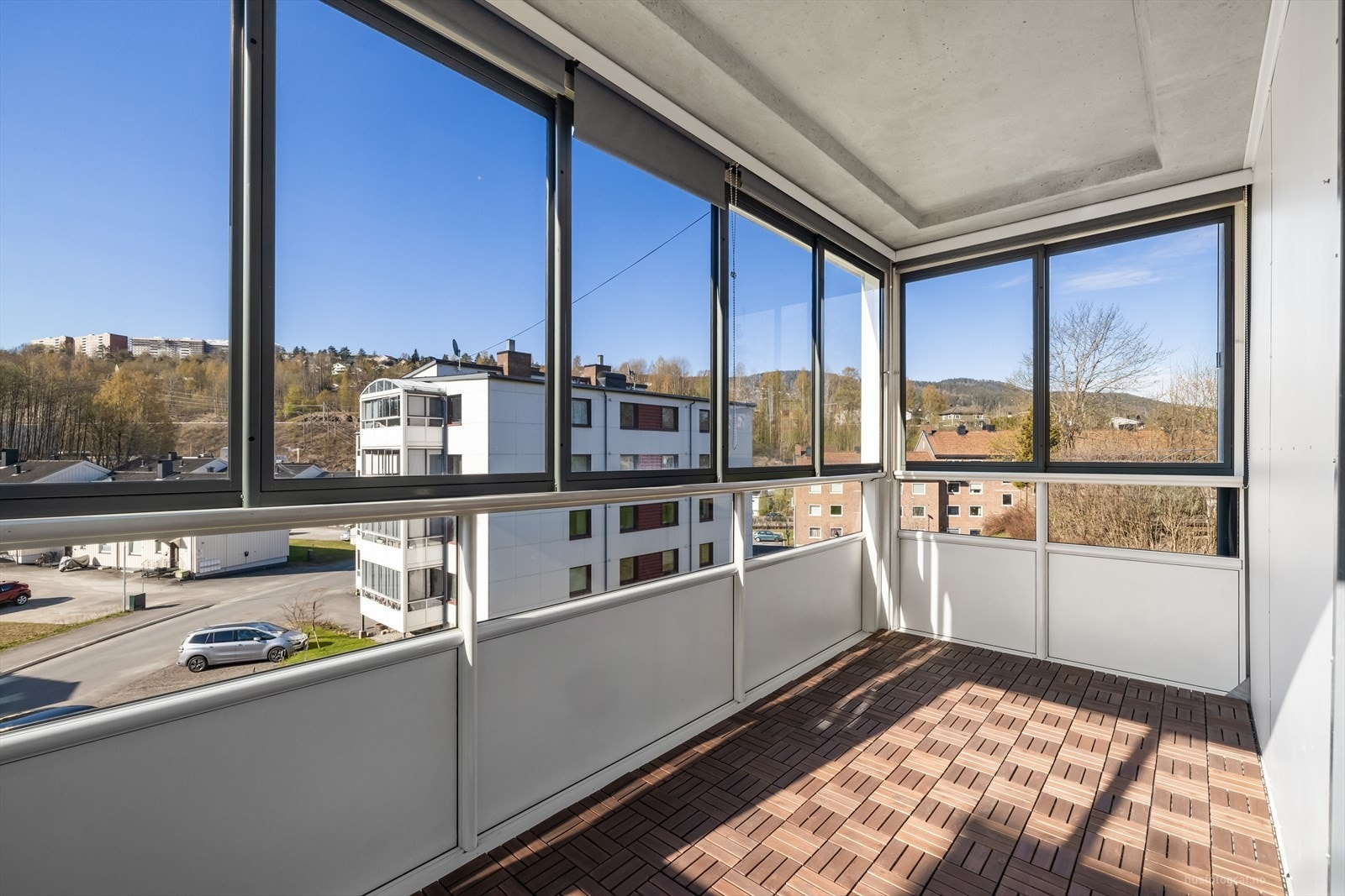 Innglasset terrasse med mye sol Galleribilde