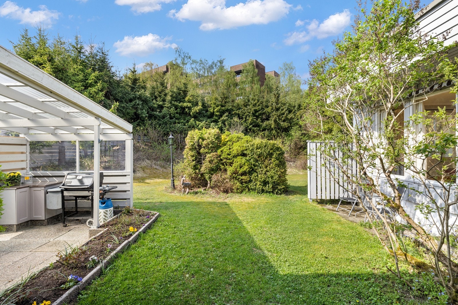 Solrik og skjermet hage med overbygget terrasse. Galleribilde