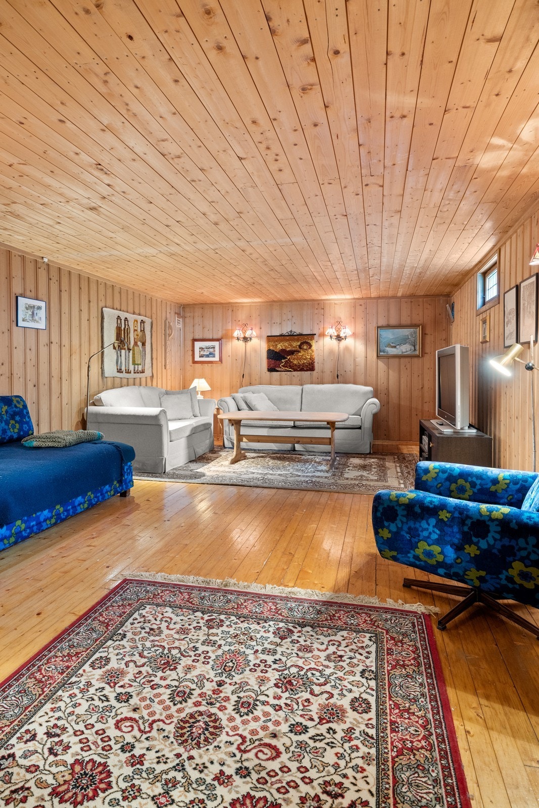 Stor og innholdsrik kjelleretasje. Galleribilde