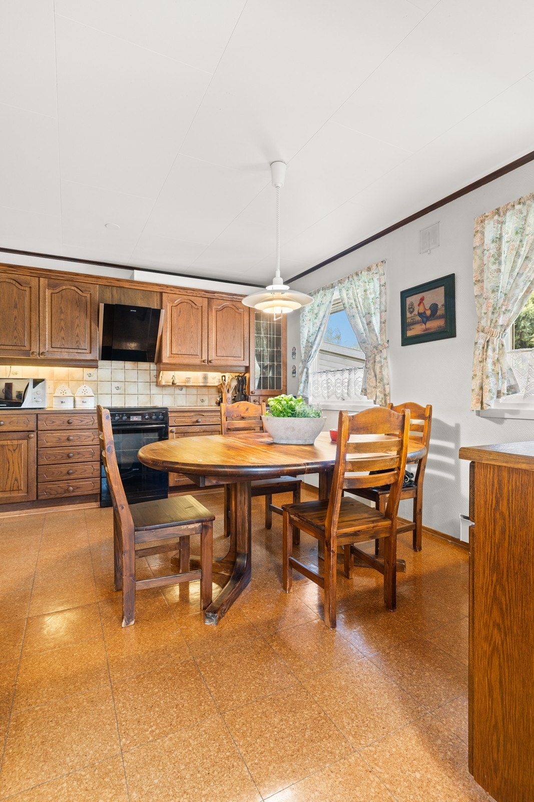 Stort kjøkken med god plass til spisebord. Galleribilde