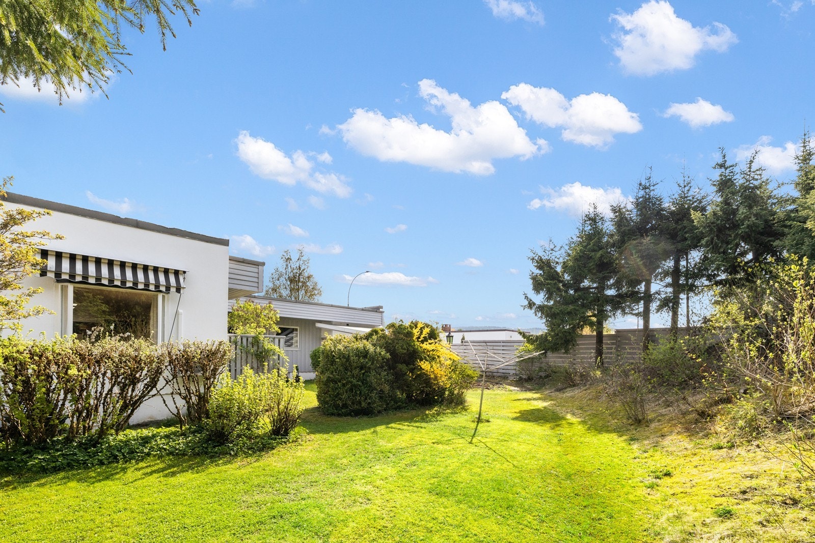 Lettstelt hage Galleribilde