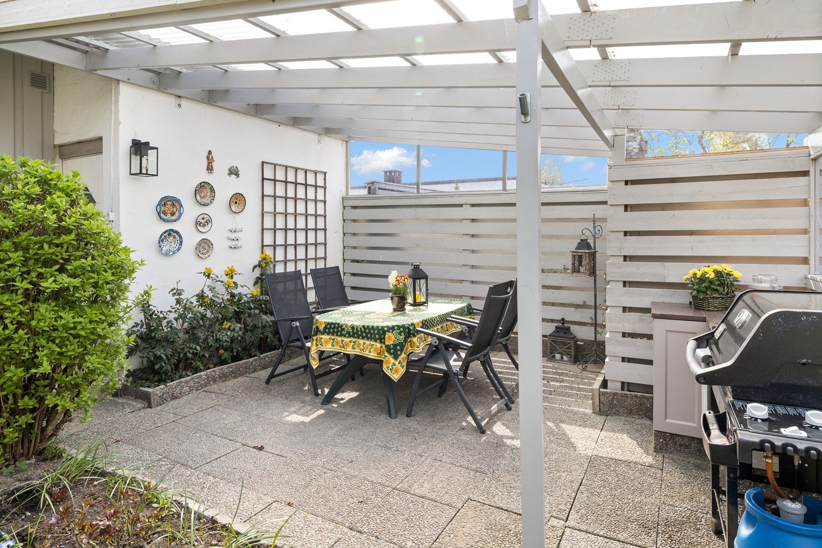 Vestvendt overbygget terrasseplatting på ca. 19 m² belagt med betongheller. Galleribilde