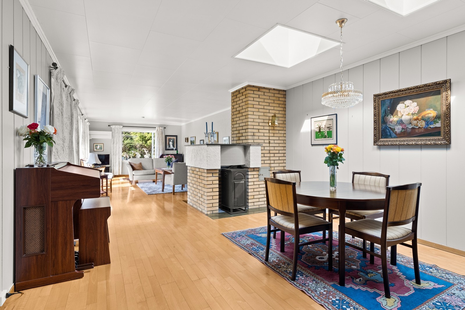 Plass til stor spisestue rett ved kjøkkenet. Galleribilde