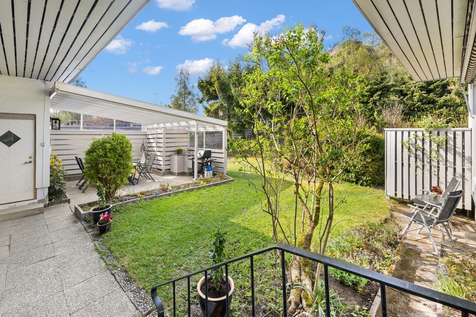 Adkomst til hagen fra stue, garasje samt utvendig adkomst på sørsiden av huset. Galleribilde