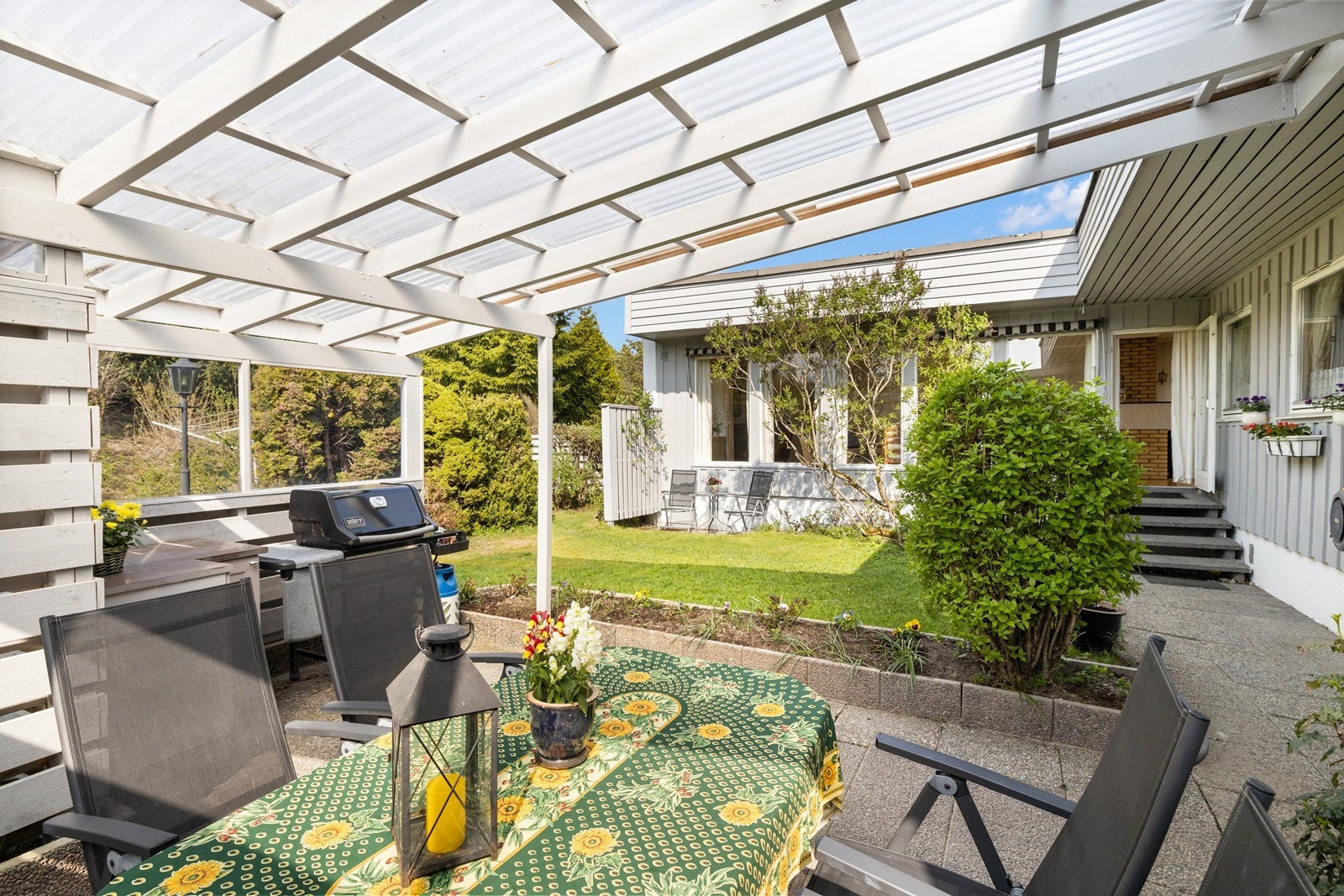 Atriumhus over to etasjeplan med garasje og flott hage. Galleribilde