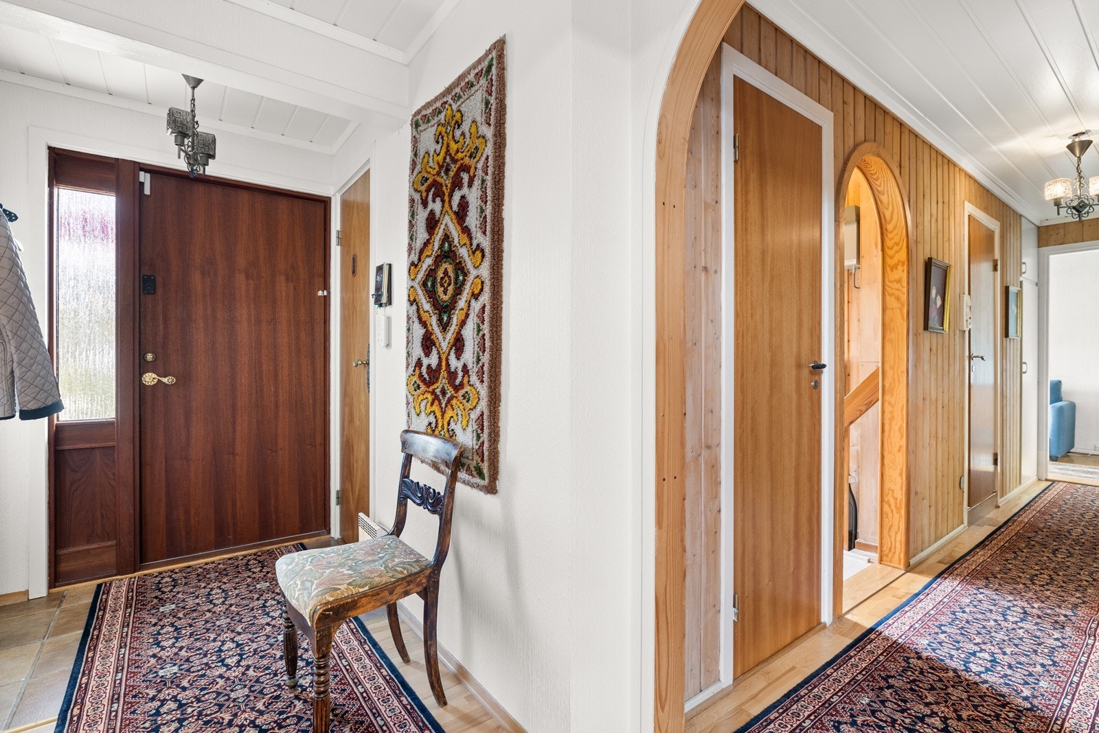 Gang med adkomst til kjeller. Galleribilde