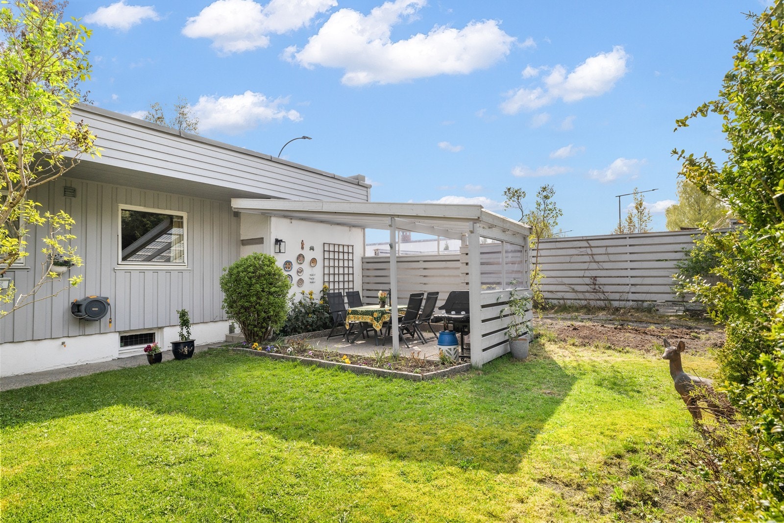 Overbygget terrasse med god plass til utemøbler. Galleribilde